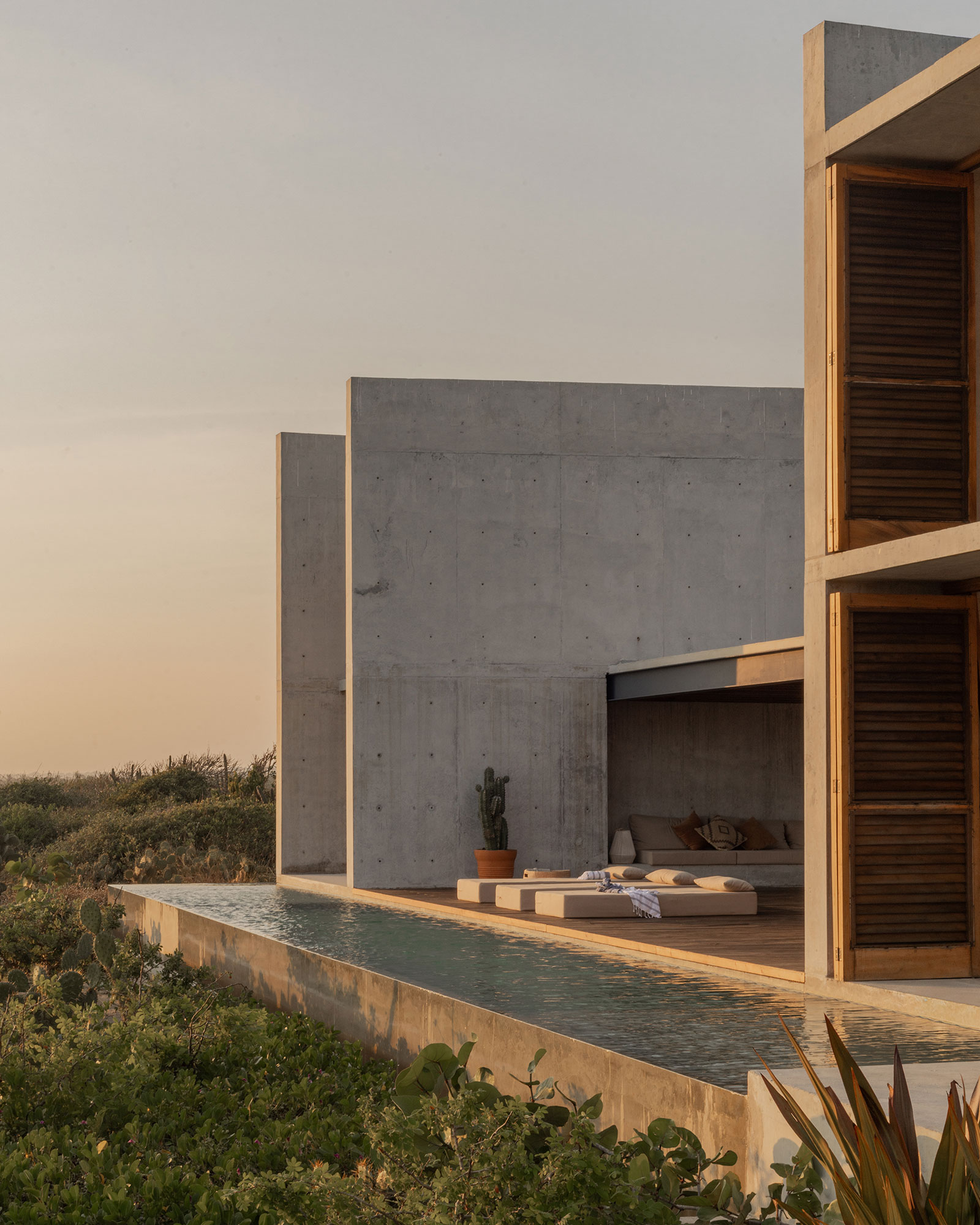 tropical-brutalist-oceanfront-villa_villa_oaxaca-mexico_exterior-pool-design.jpg
