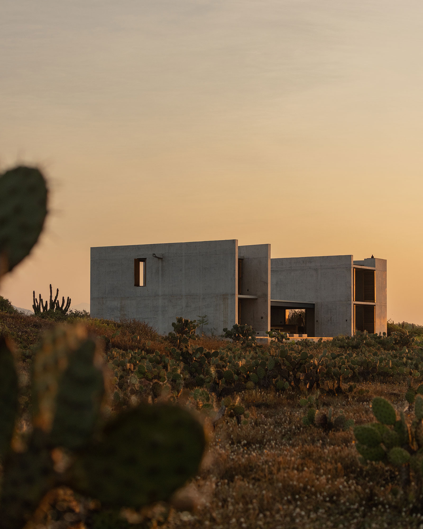 tropical-brutalist-oceanfront-villa_villa_oaxaca-mexico_exterior-sunset-architecture.jpg