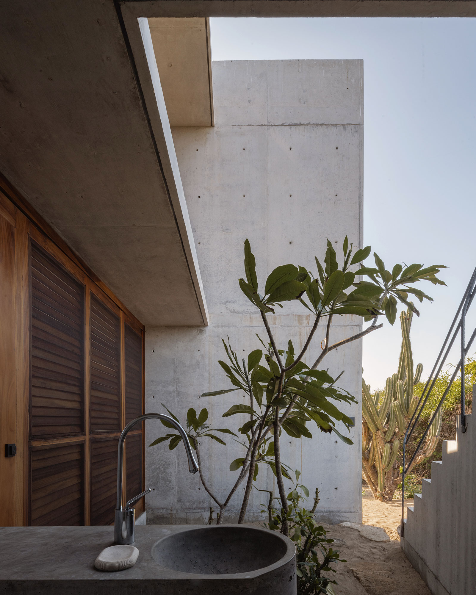 tropical-brutalist-oceanfront-villa_villa_oaxaca-mexico_interior.jpg