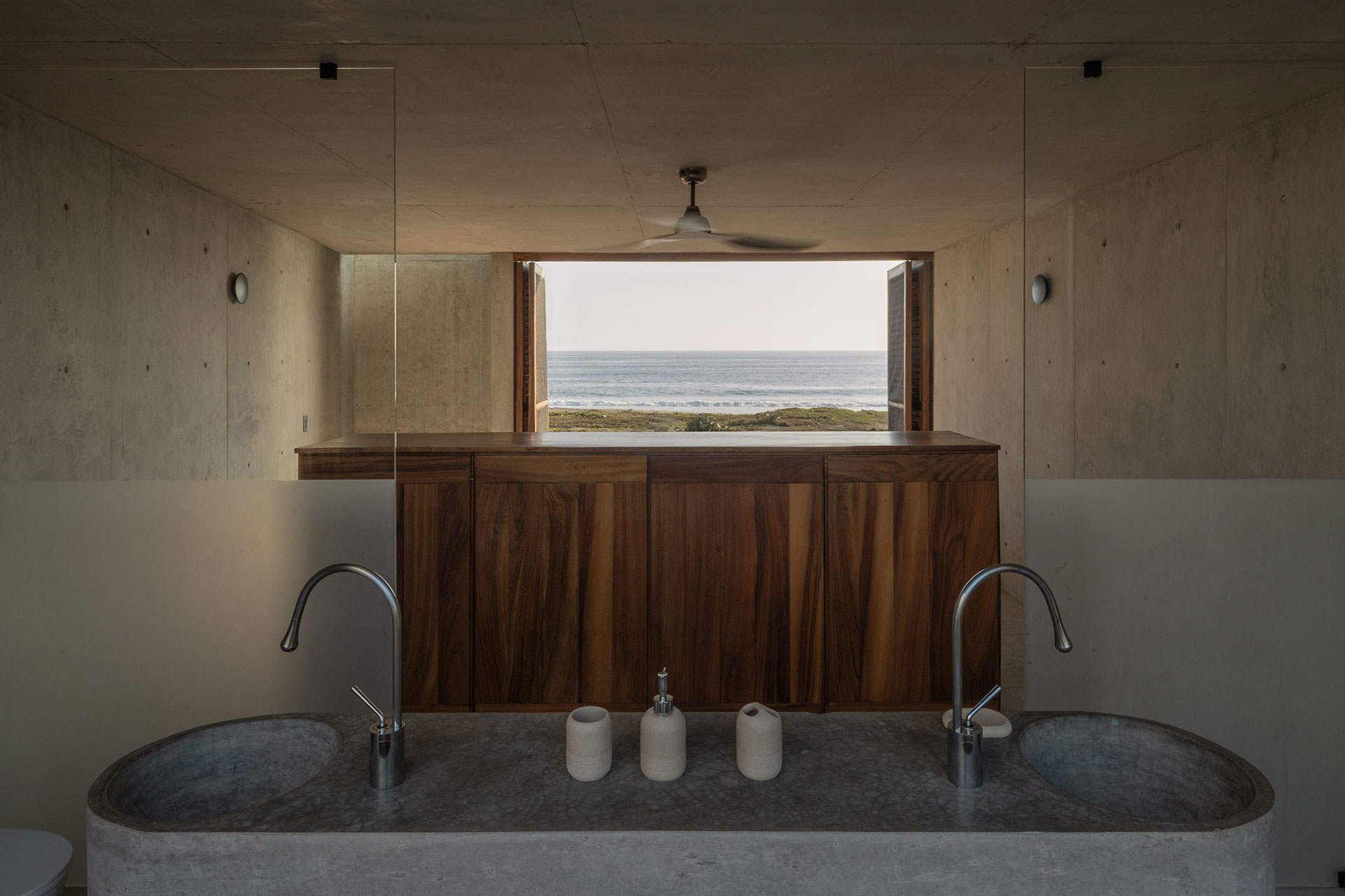 tropical-brutalist-oceanfront-villa_villa_oaxaca-mexico_interior-bathroom.jpg
