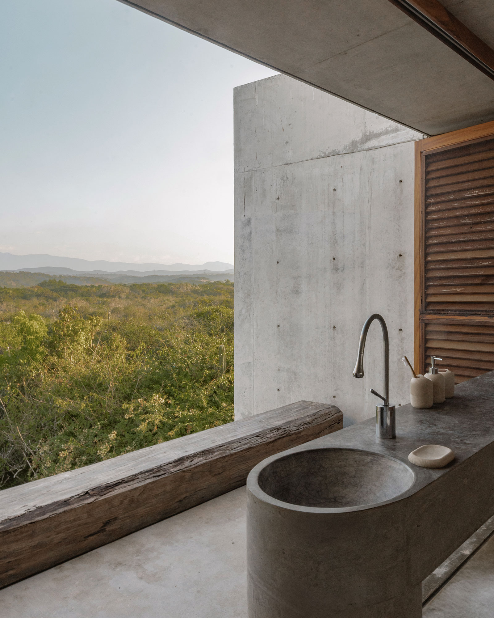tropical-brutalist-oceanfront-villa_villa_oaxaca-mexico_interior-bathroom-view.jpg
