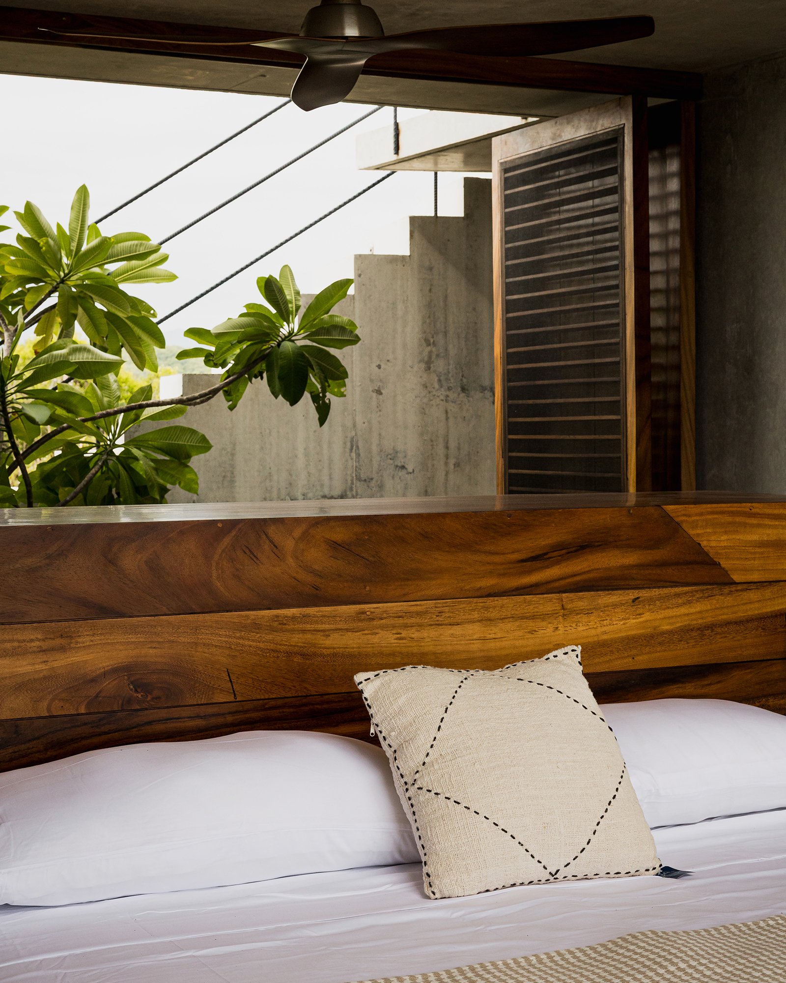 tropical-brutalist-oceanfront-villa_villa_oaxaca-mexico_interior-bed-detail.jpg