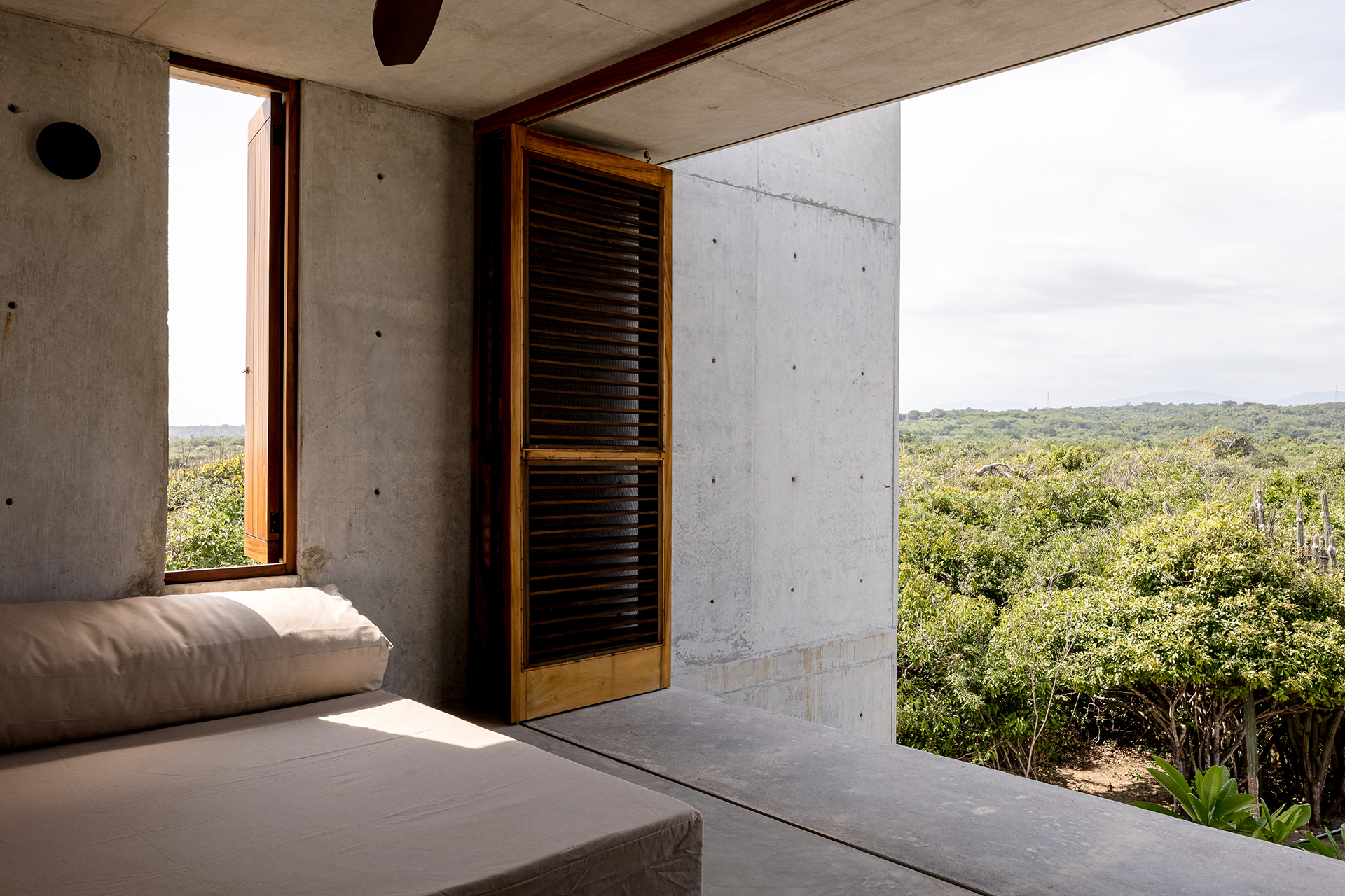 tropical-brutalist-oceanfront-villa_villa_oaxaca-mexico_interior-bed-view.jpg