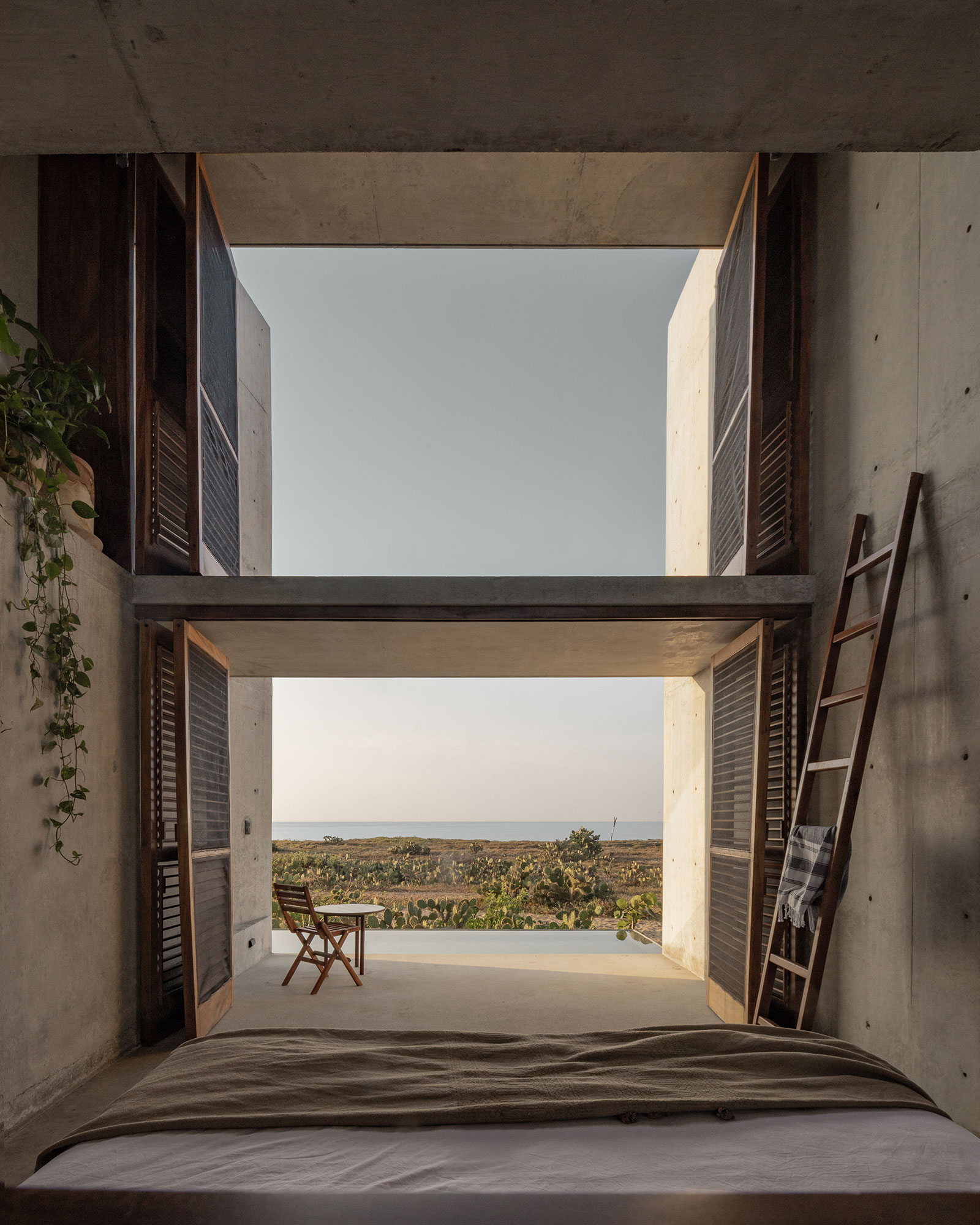 tropical-brutalist-oceanfront-villa_villa_oaxaca-mexico_interior-bedroom.jpg