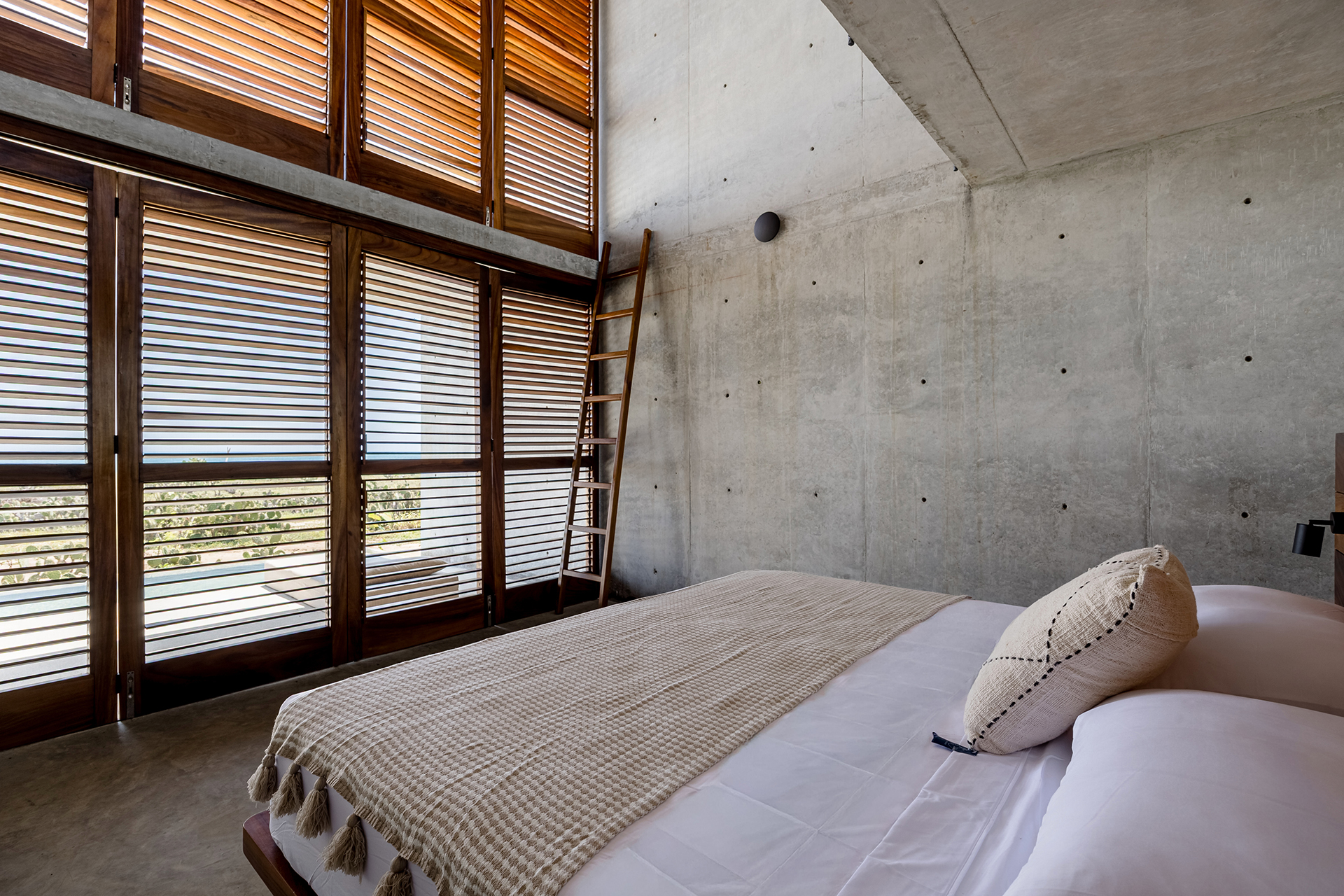 tropical-brutalist-oceanfront-villa_villa_oaxaca-mexico_interior-bedroom-space.jpg