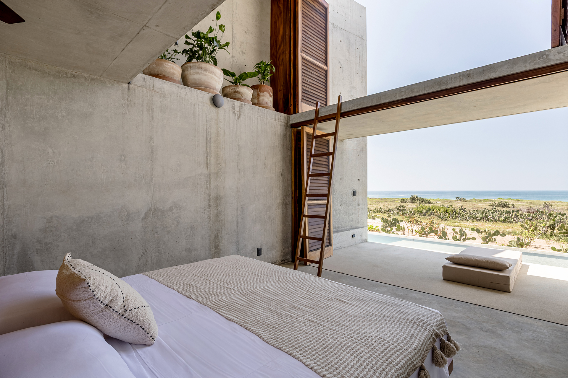 tropical-brutalist-oceanfront-villa_villa_oaxaca-mexico_interior-bedroom-view.jpg
