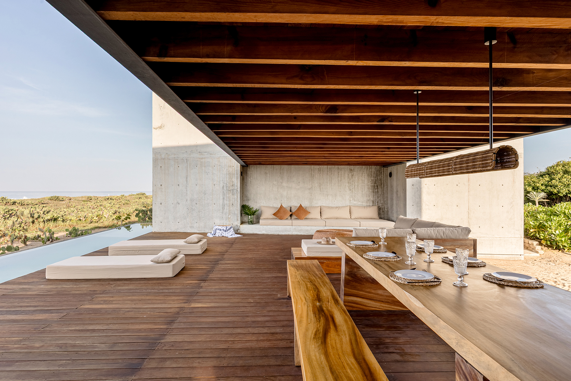 tropical-brutalist-oceanfront-villa_villa_oaxaca-mexico_interior-common-space.jpg