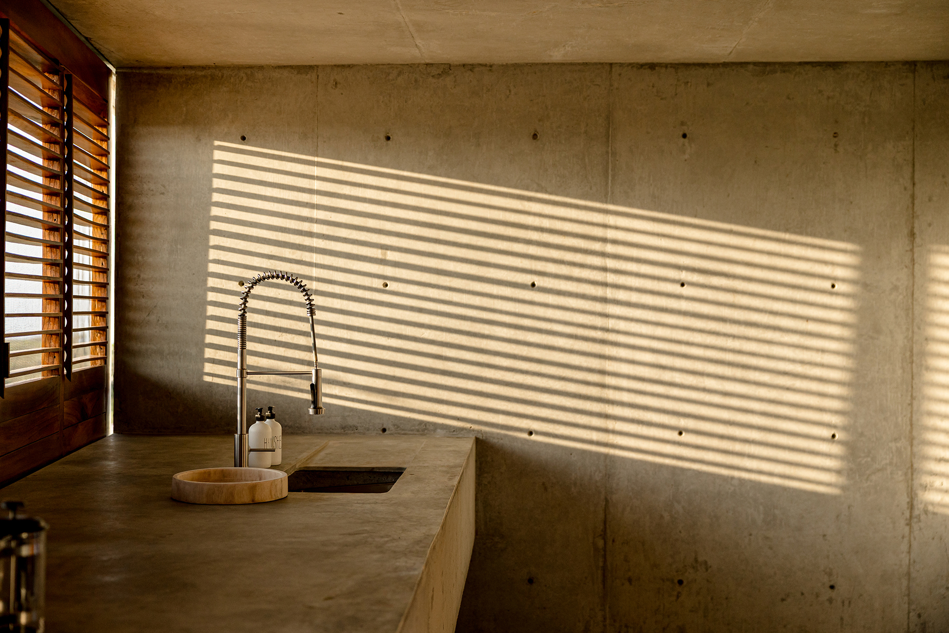 tropical-brutalist-oceanfront-villa_villa_oaxaca-mexico_interior-kitchen.jpg