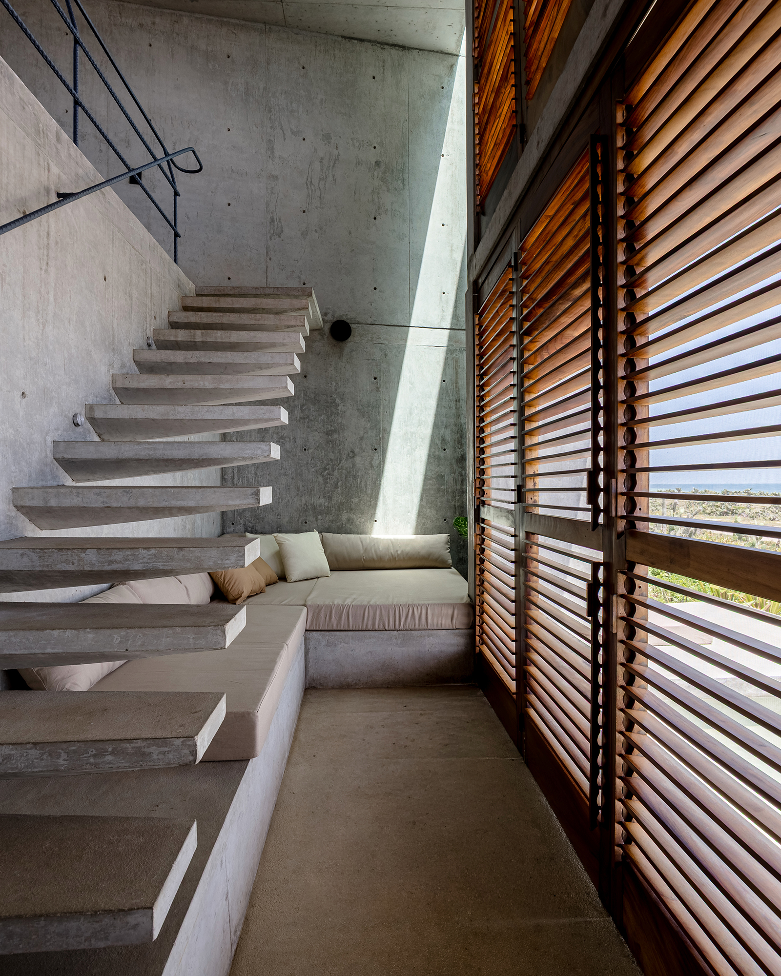 tropical-brutalist-oceanfront-villa_villa_oaxaca-mexico_interior-stairs.jpg