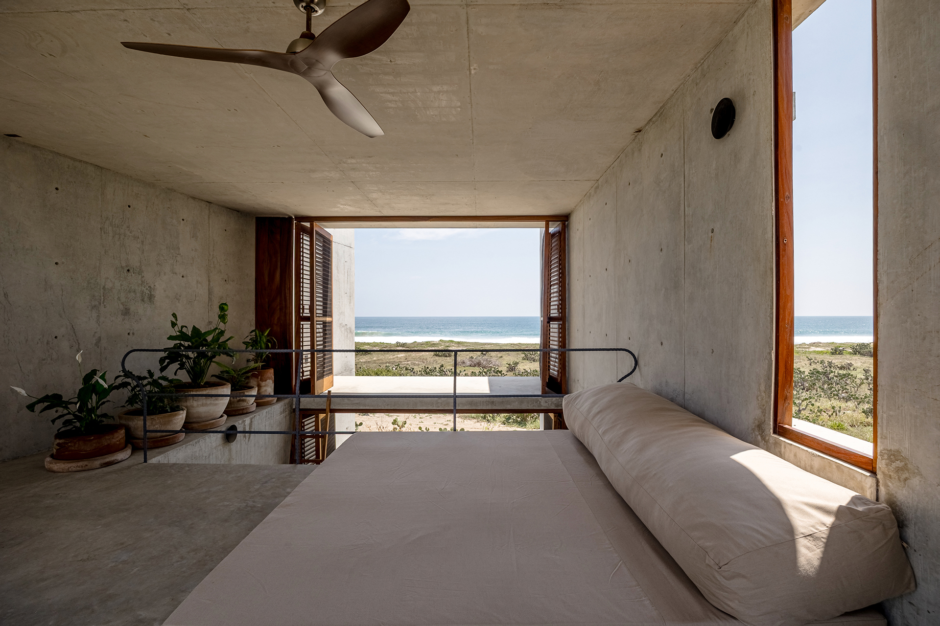 tropical-brutalist-oceanfront-villa_villa_oaxaca-mexico_interior-view.jpg