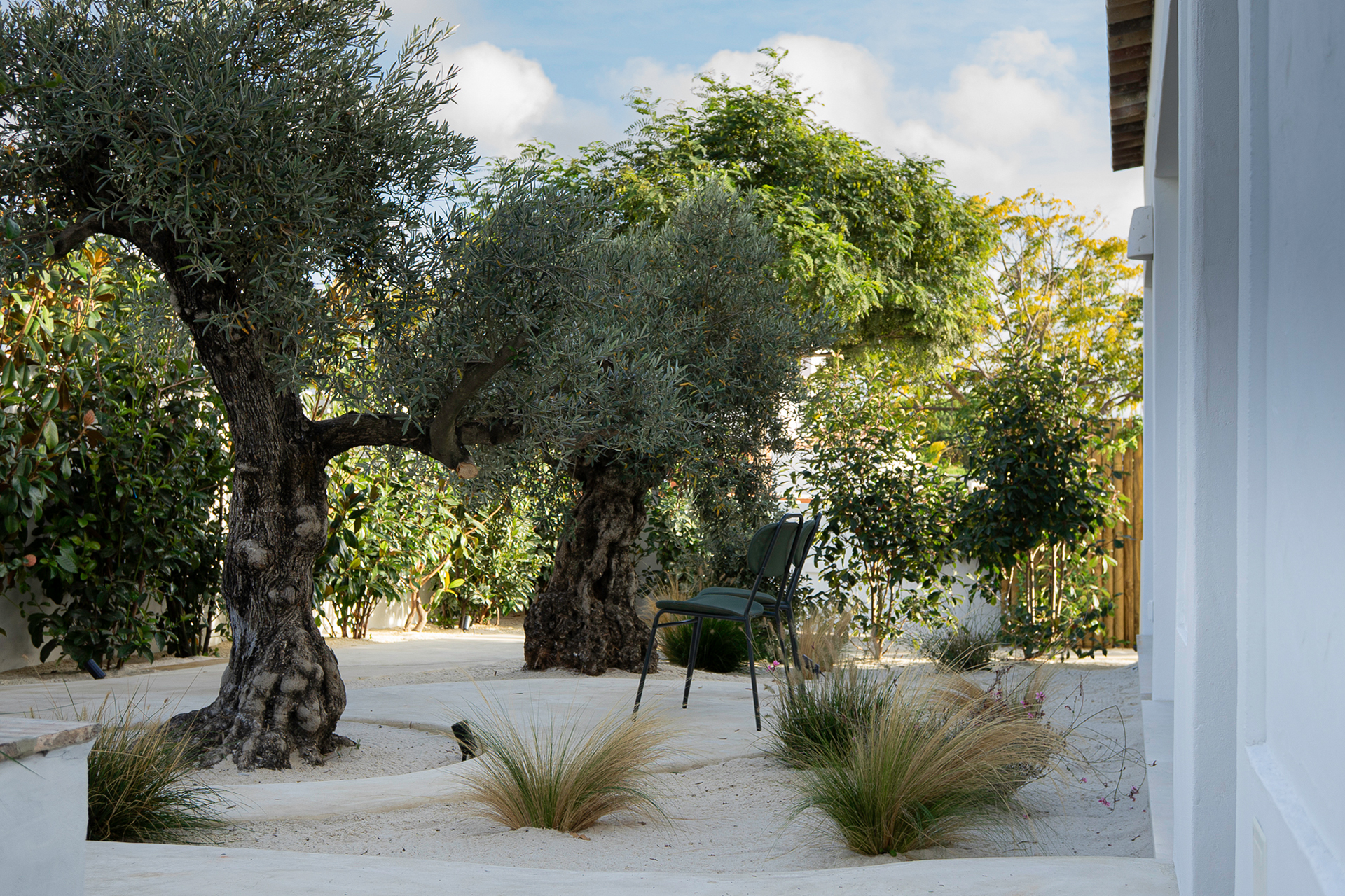 casa-das-oliveiras_villa_melides-setubal-portugal_exterior-chair.jpg