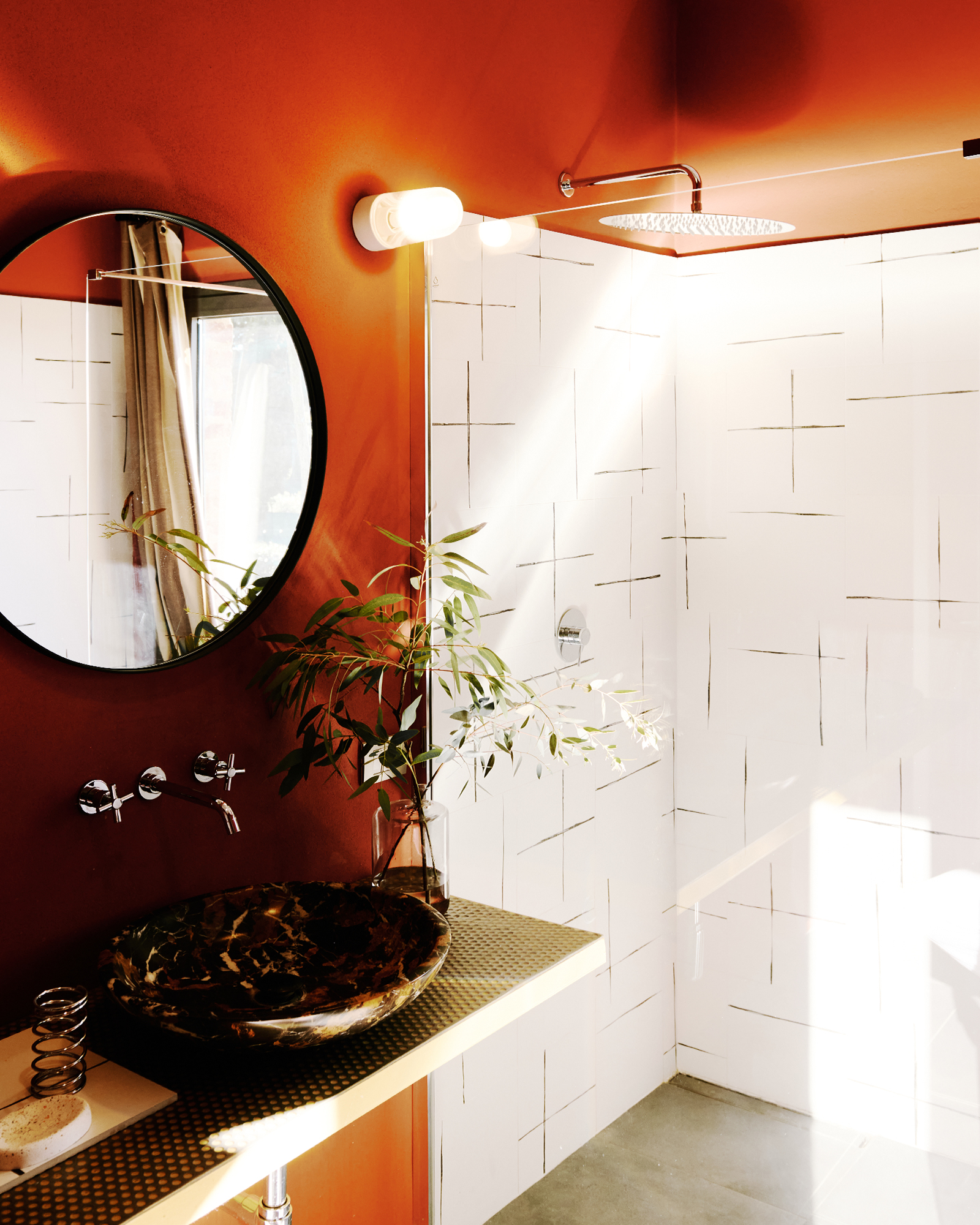 villa-mamo_farmhouse_umbria-italy_interior-bathroom-red-shower.jpg