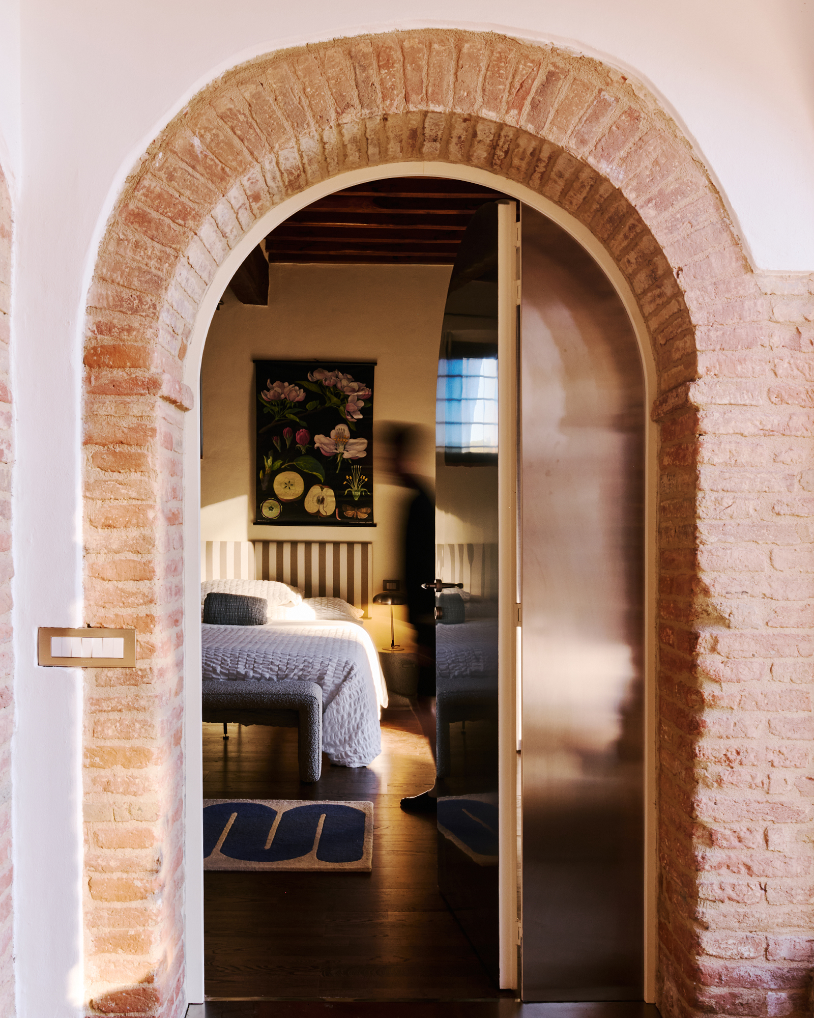 villa-mamo_farmhouse_umbria-italy_interior-bed-room.jpg