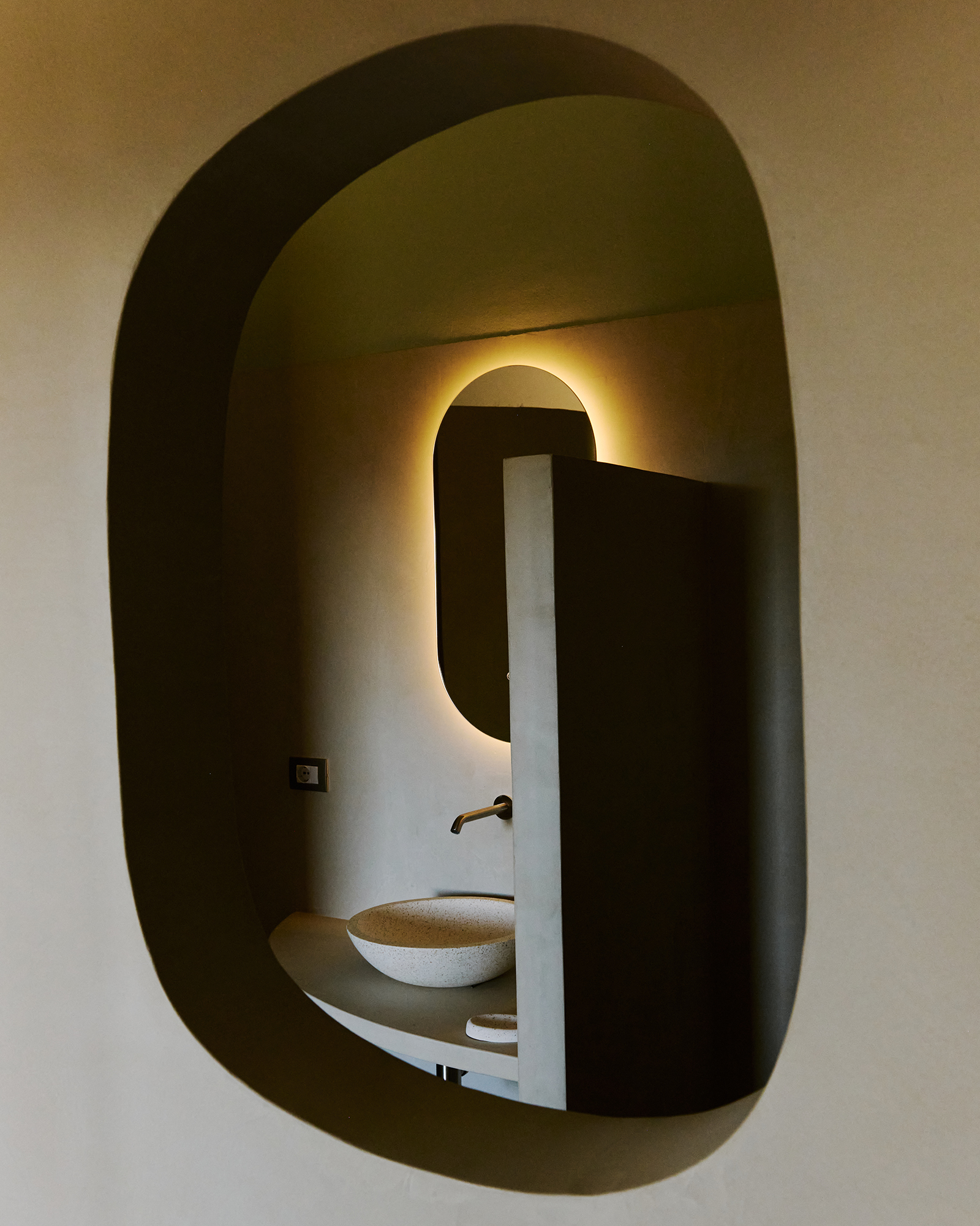 villa-mamo_farmhouse_umbria-italy_interior-mirror-detail.jpg