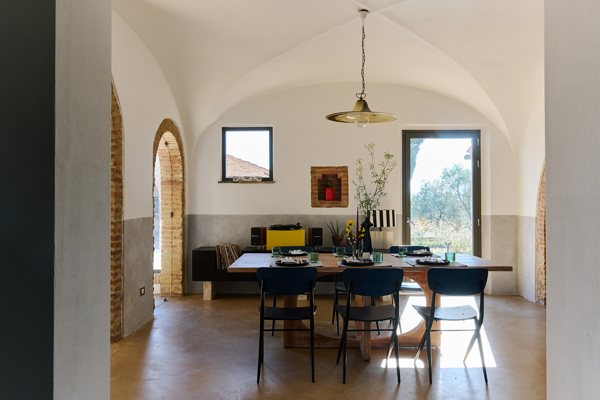 villa-mamo_farmhouse_umbria-italy_interior-table.jpg