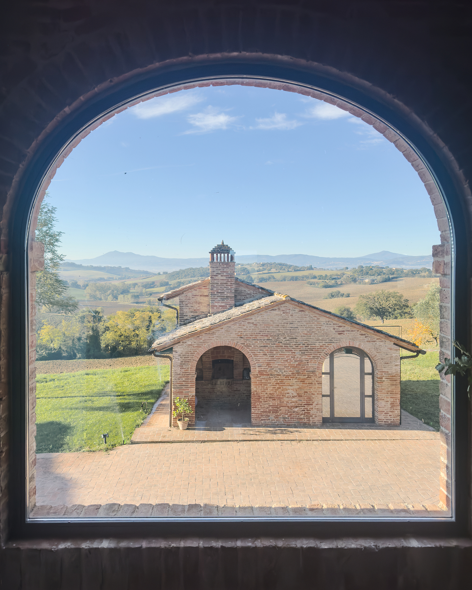 villa-mamo_farmhouse_umbria-italy_interior-window.jpg