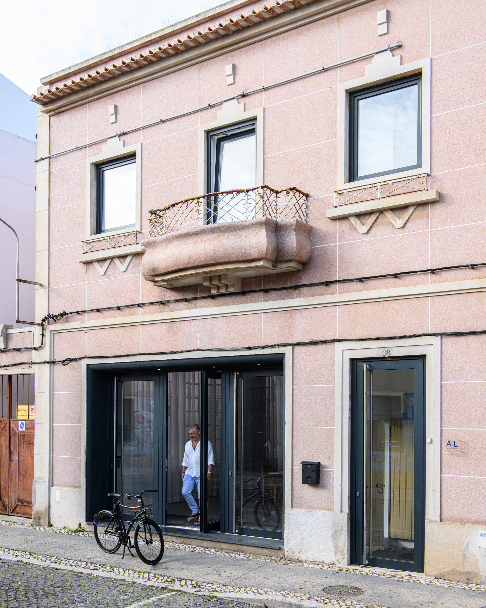 ampersand-residence_townhouse_faro-portugal_exterior-street.jpg