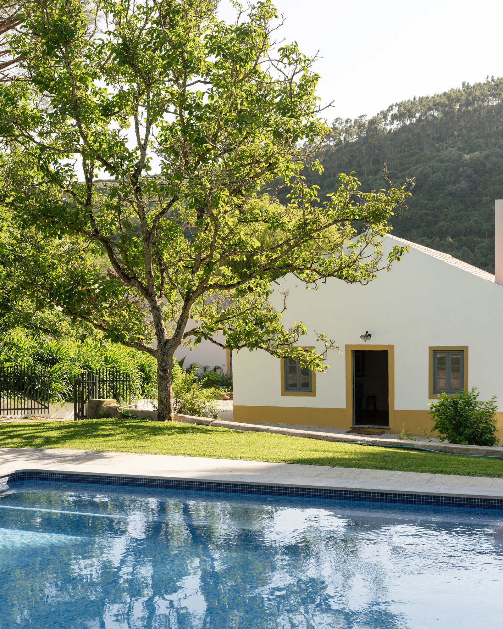 quinta-da-vespeira_farmhouse_lisbon-portugal_exterior-pool.jpg