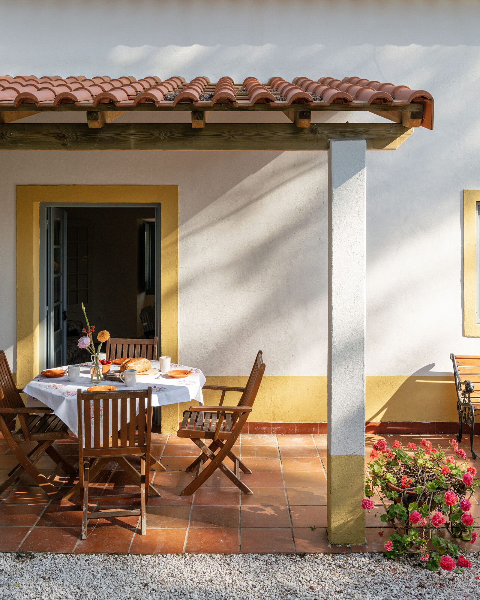 quinta-da-vespeira_farmhouse_lisbon-portugal_exterior-table.jpg