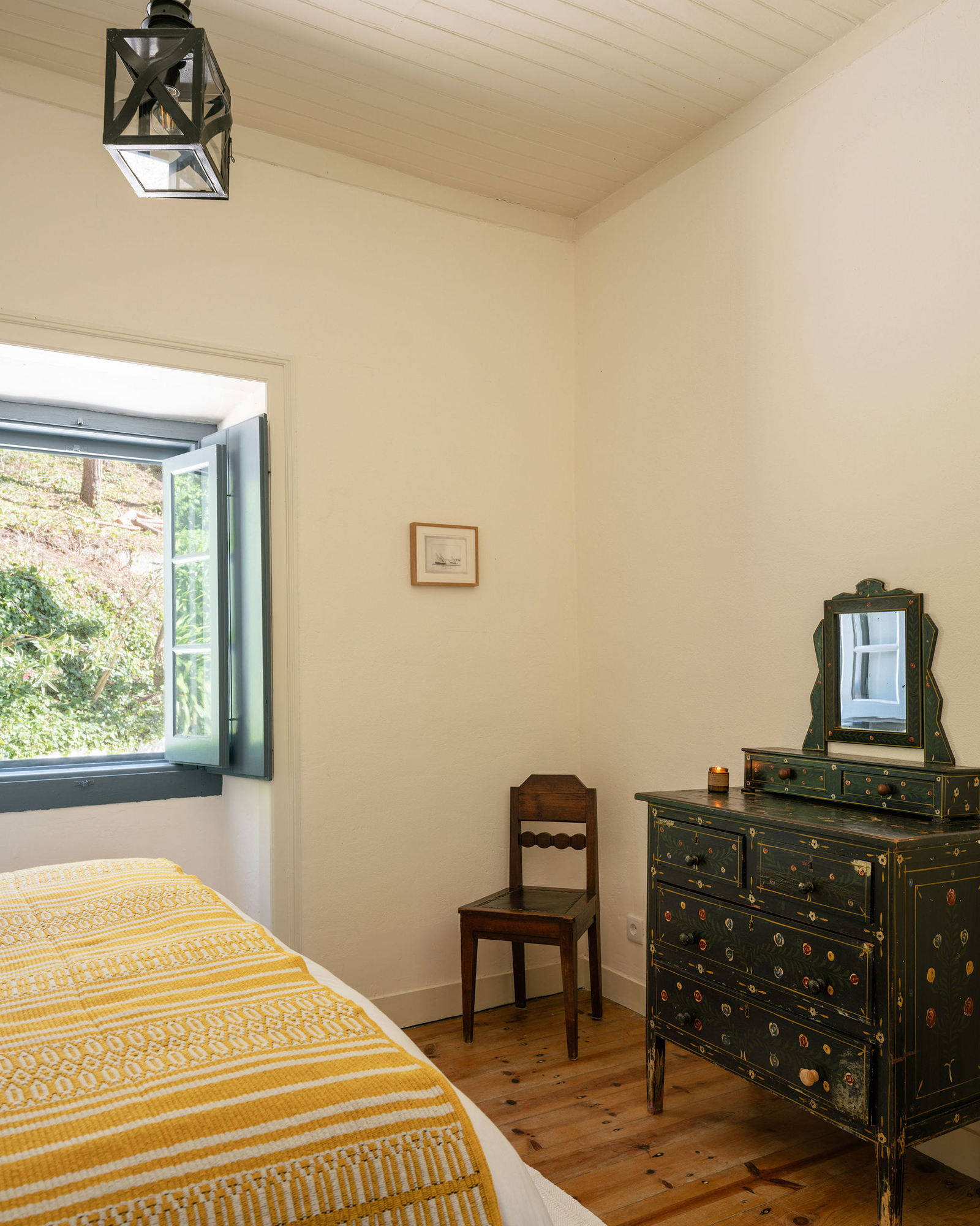 quinta-da-vespeira_farmhouse_lisbon-portugal_interior-bed.jpg