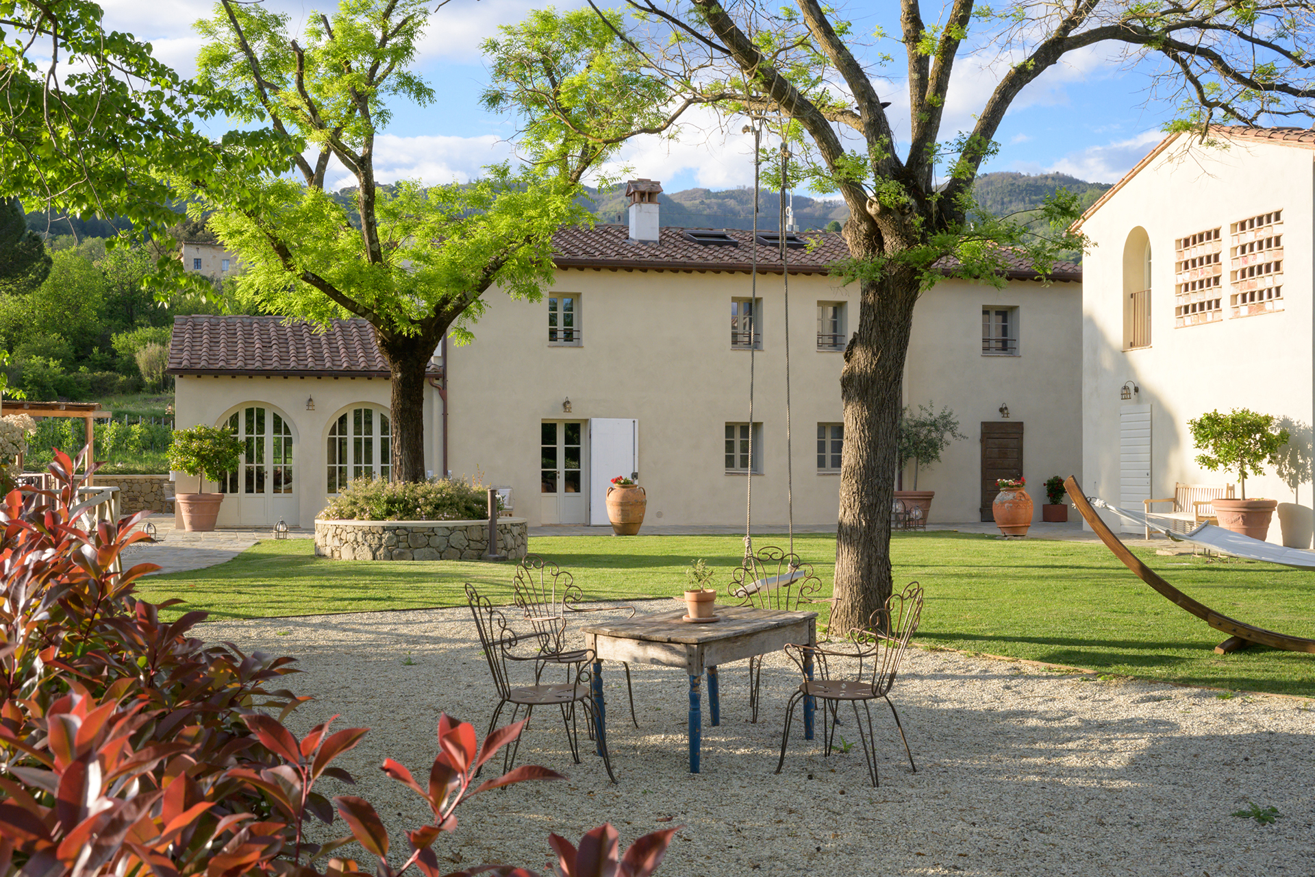 villa-gamberaio_villa_tuscany-italy_exterior-design-swings.jpg