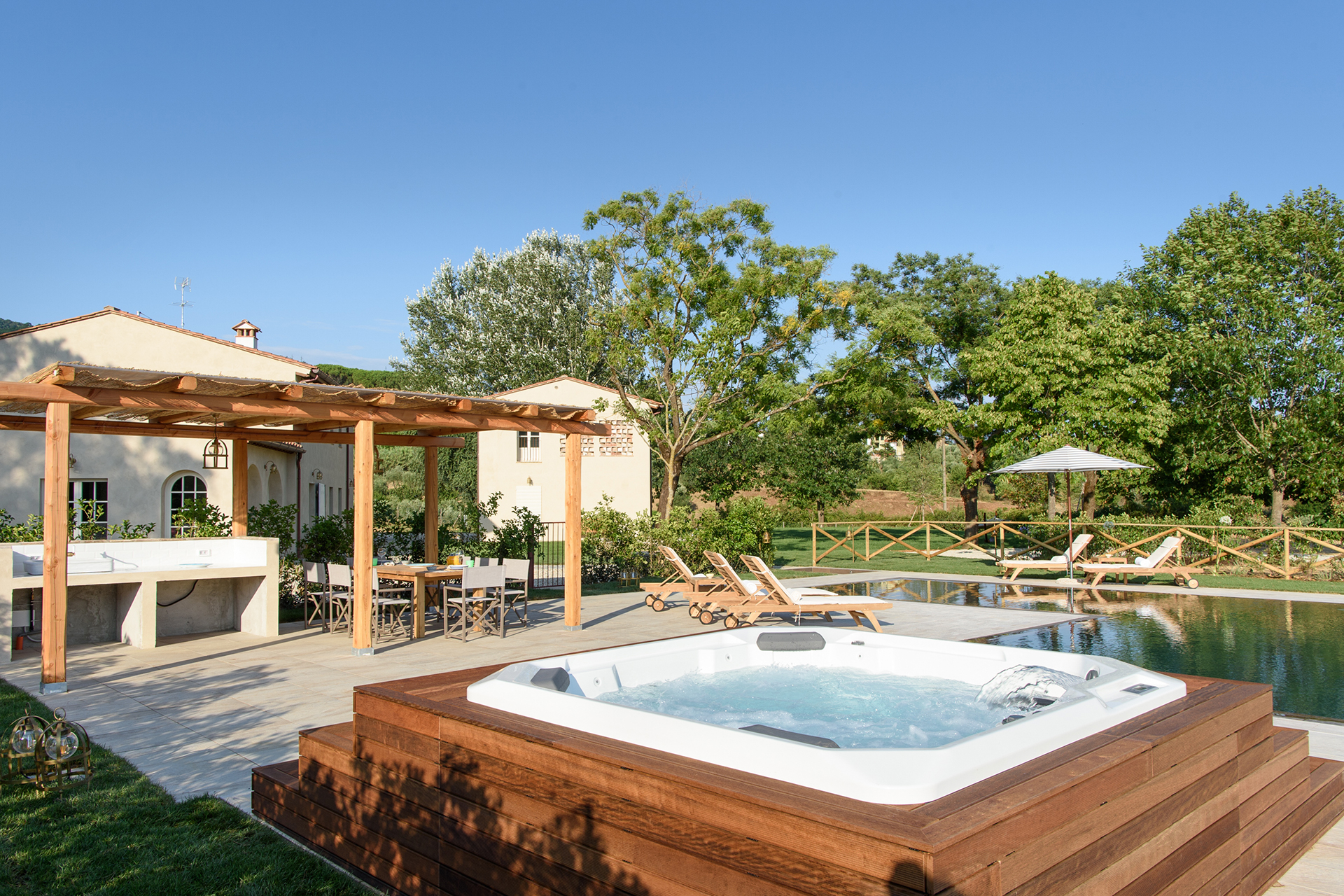 villa-gamberaio_villa_tuscany-italy_exterior-jacuzzi.jpg