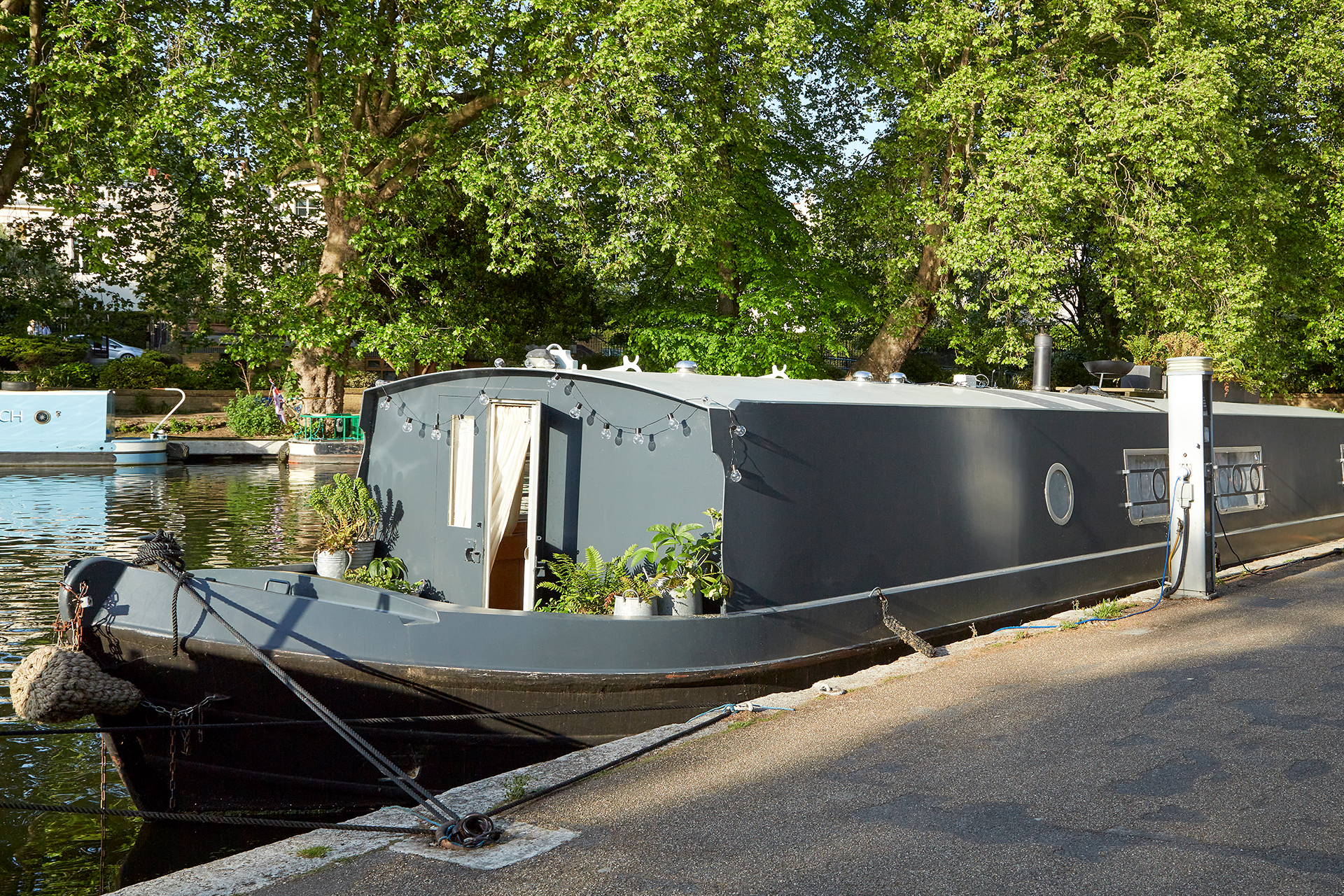 boutique-barge_houseboat_london-uk_exterior-boat.jpg