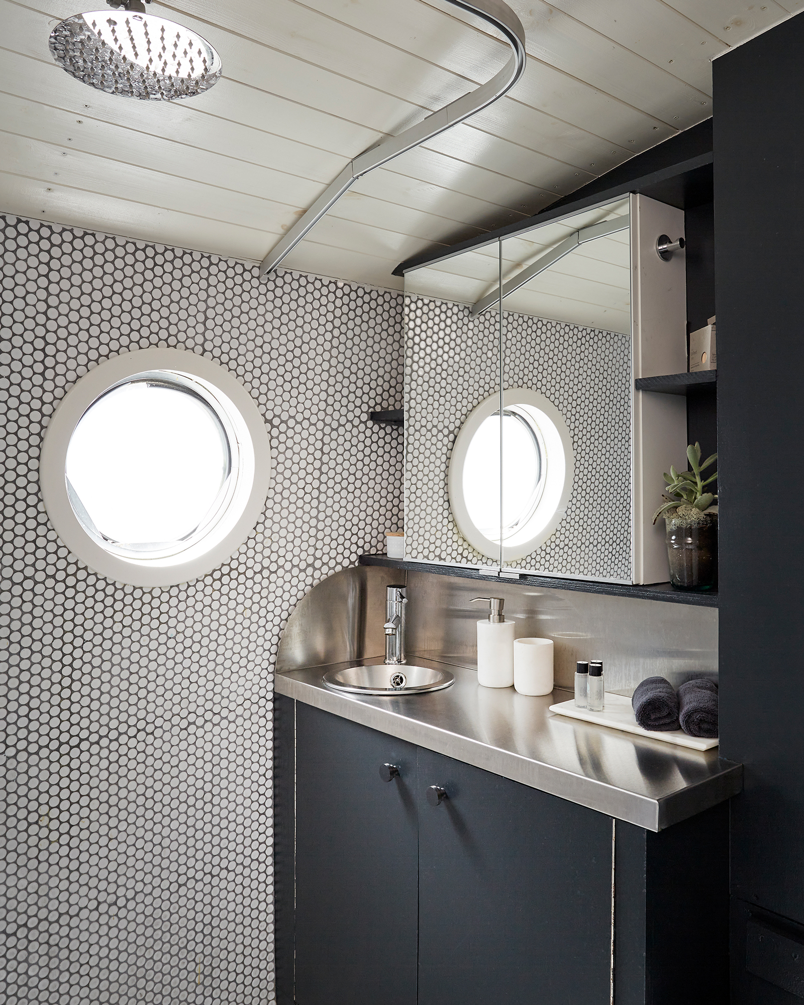 boutique-barge_houseboat_london-uk_interior-bathroom.jpg
