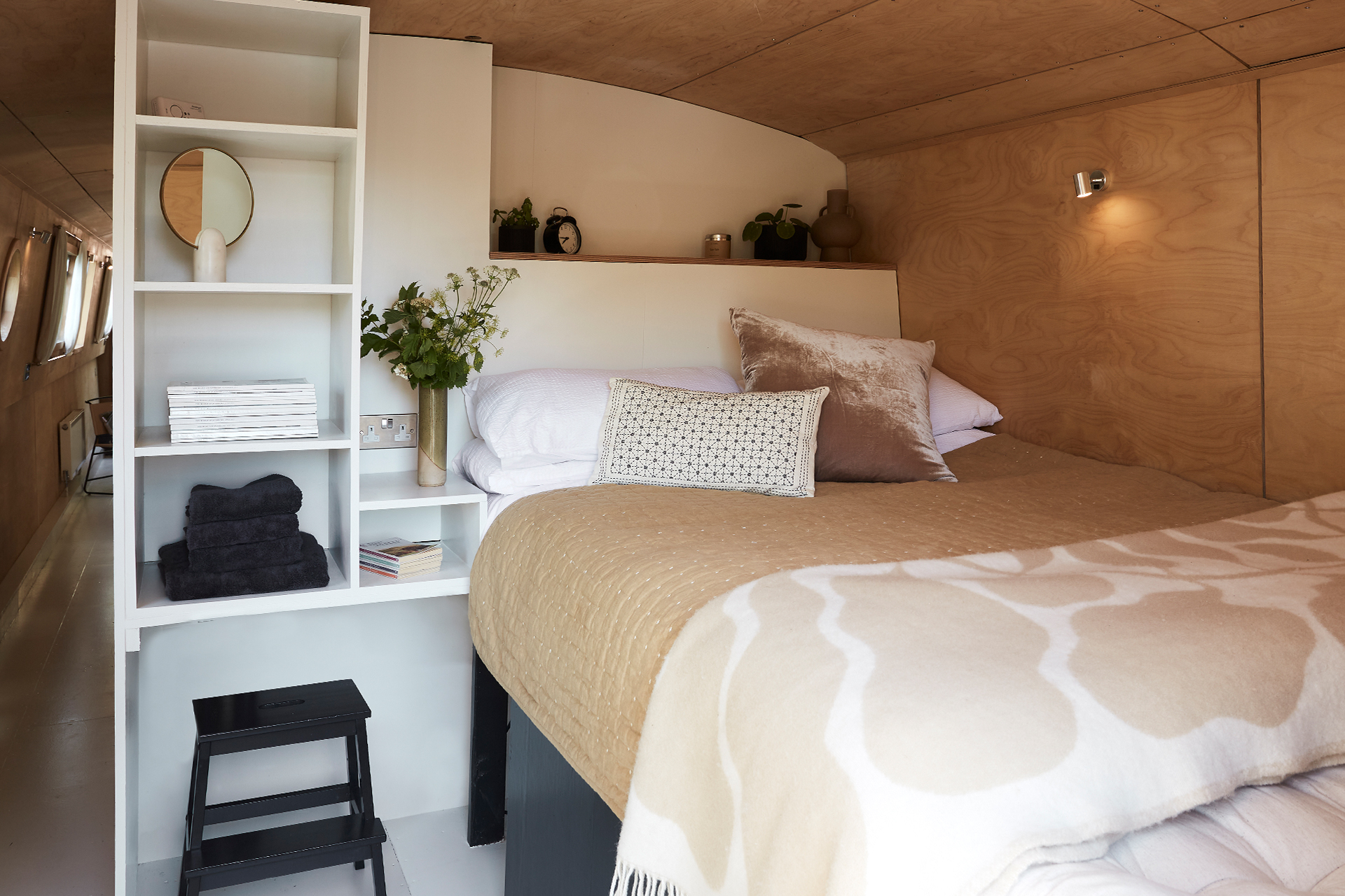 boutique-barge_houseboat_london-uk_interior-bedroom.jpg