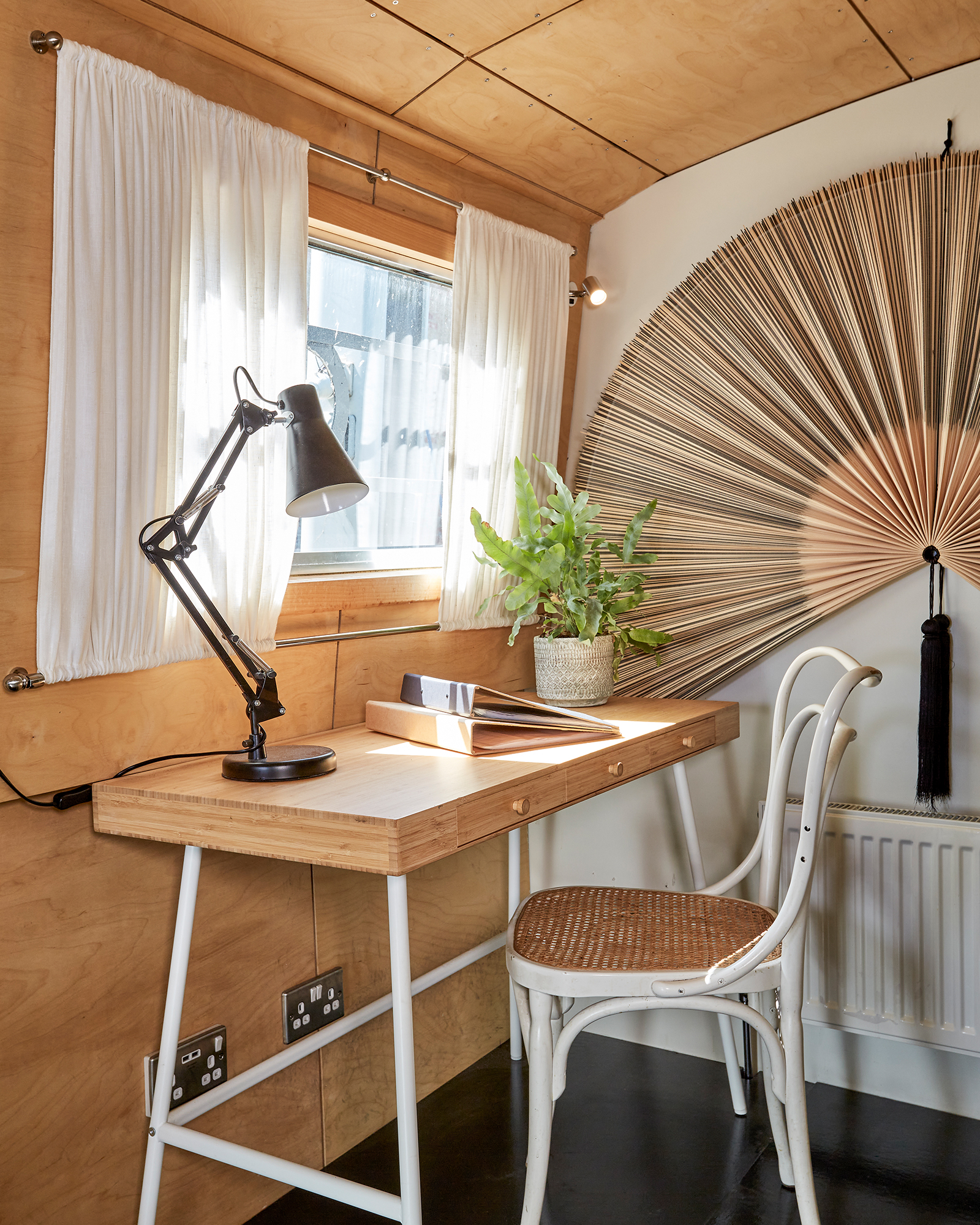 boutique-barge_houseboat_london-uk_interior-desk.jpg