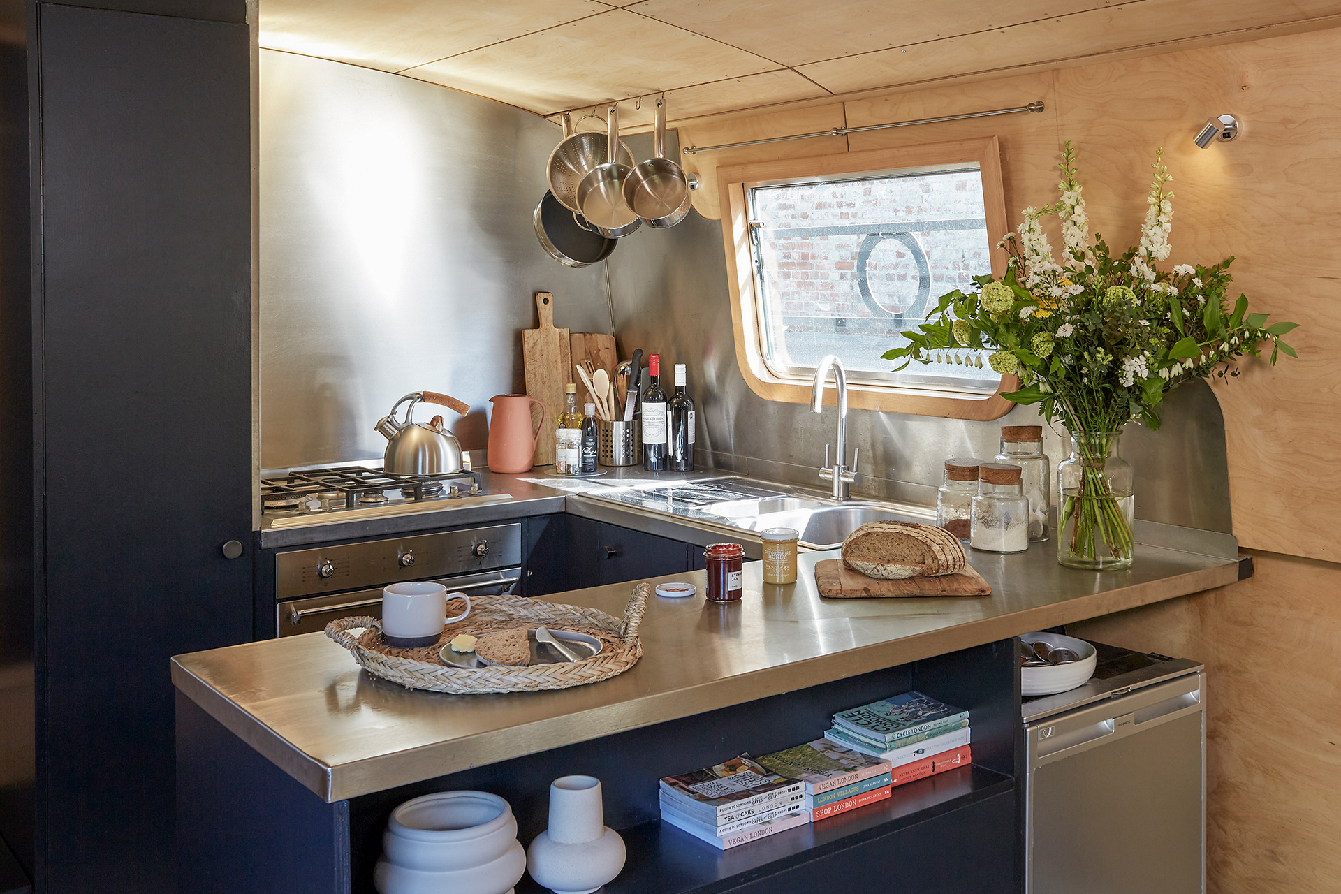 boutique-barge_houseboat_london-uk_interior-kitchen.jpg