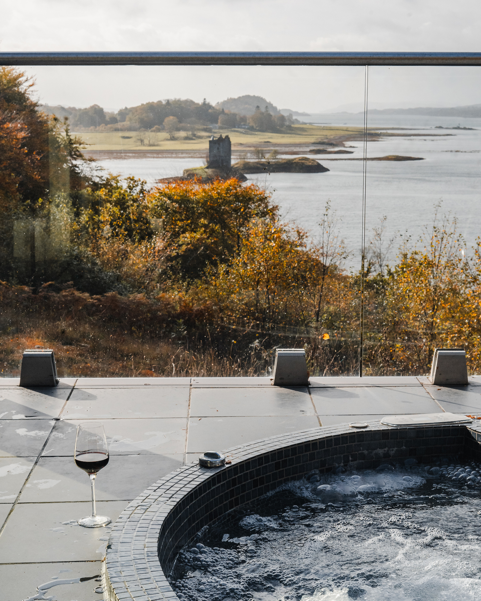 stormhouse-south_cabin_scotland-uk_exterior-jacuzzi.jpg