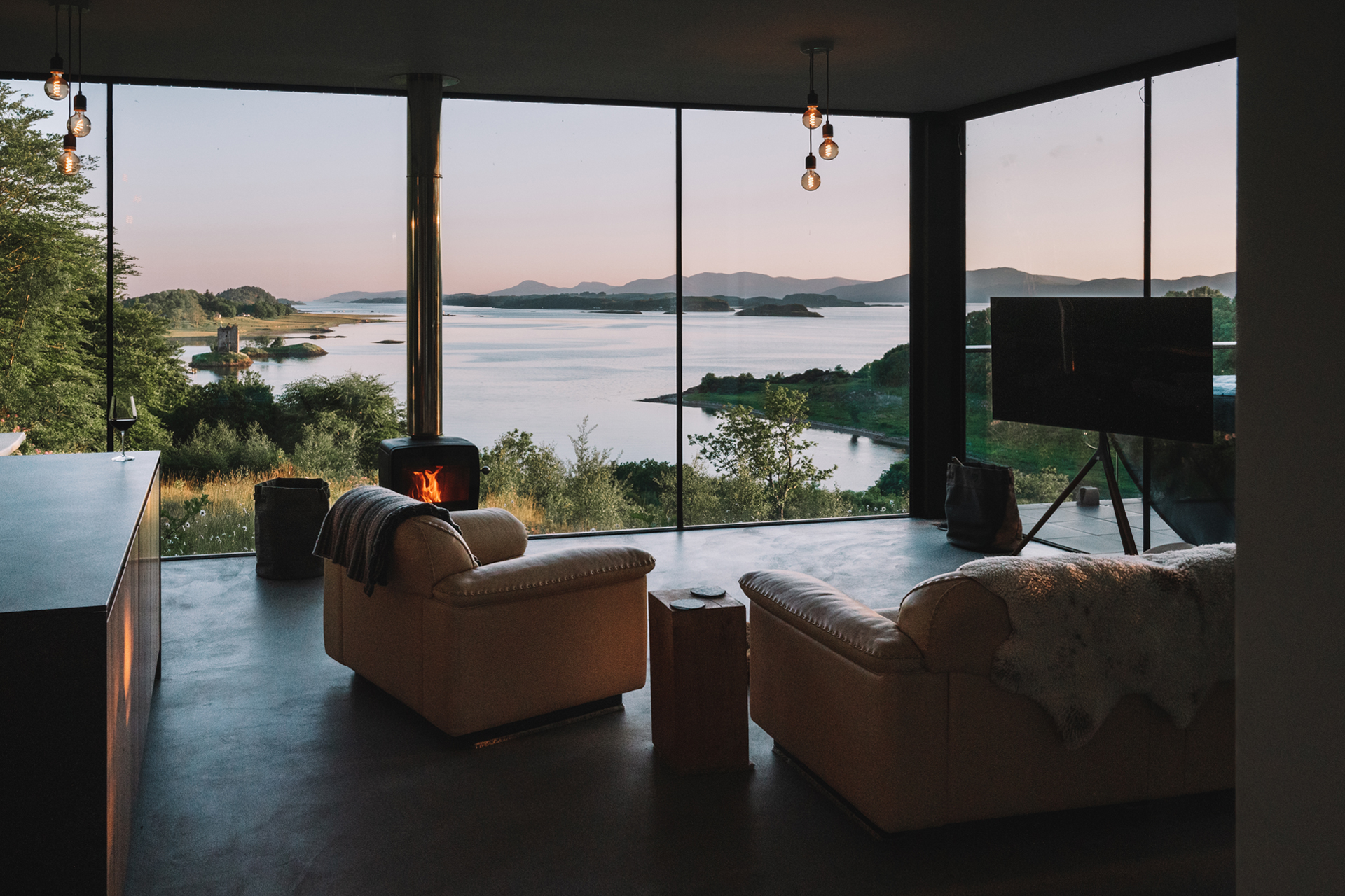 stormhouse_cabin_argyll-scotland_south-living-room.jpg