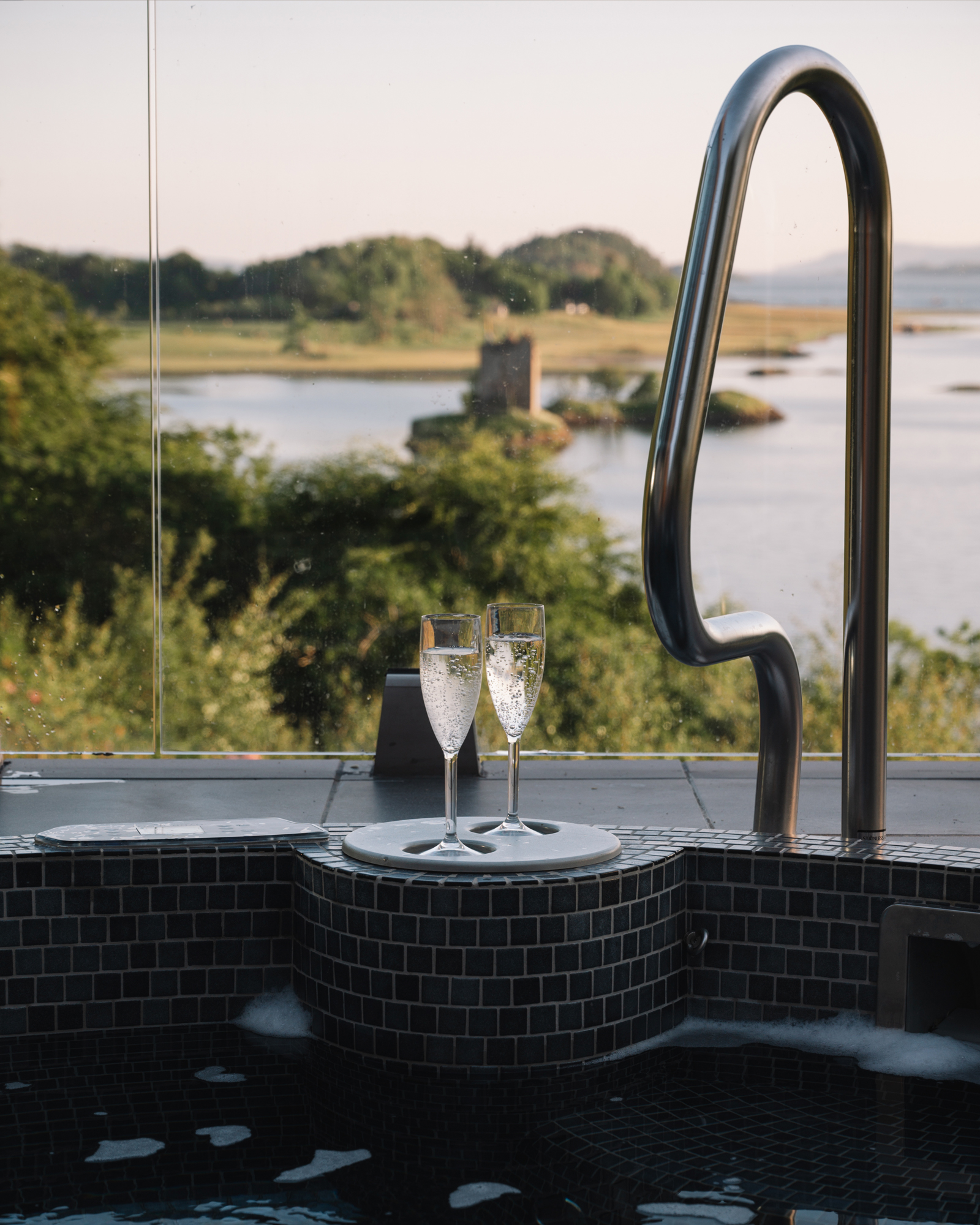stormhouse_cabin_argyll-scotland_south-view-jacuzzi.jpg