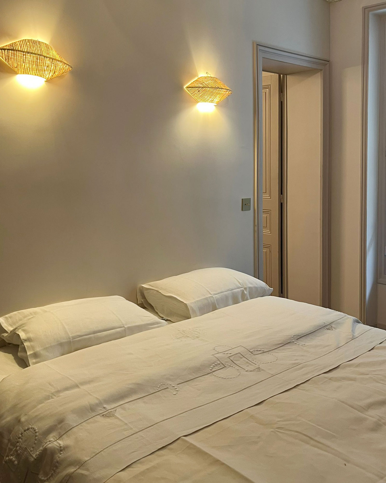 34-rue-louise-emilie_apartment_paris-france_interior-bedroom2-bed.jpg