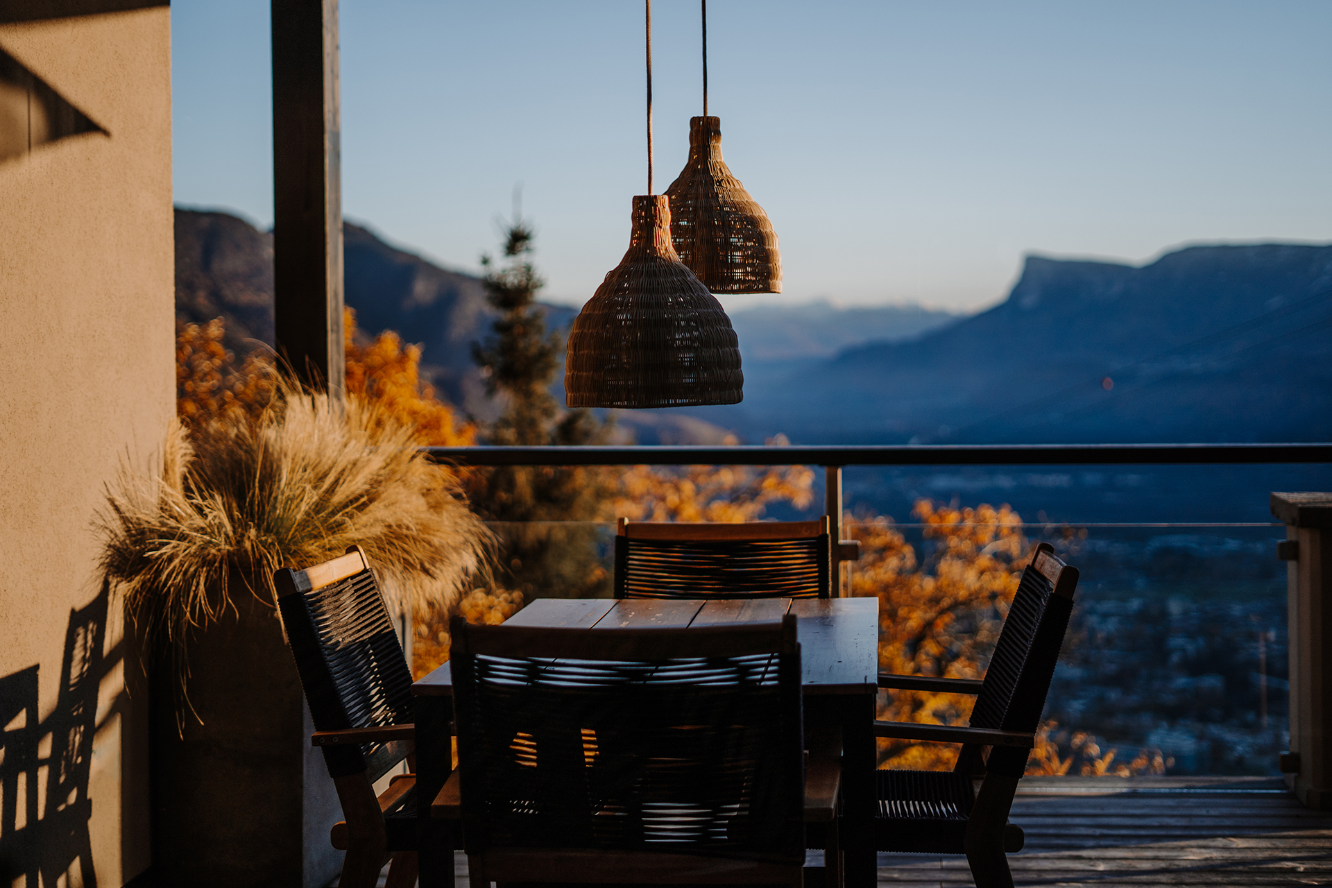 farnhaus_apartment_dorf-tirol-italy_exterior-table.jpg