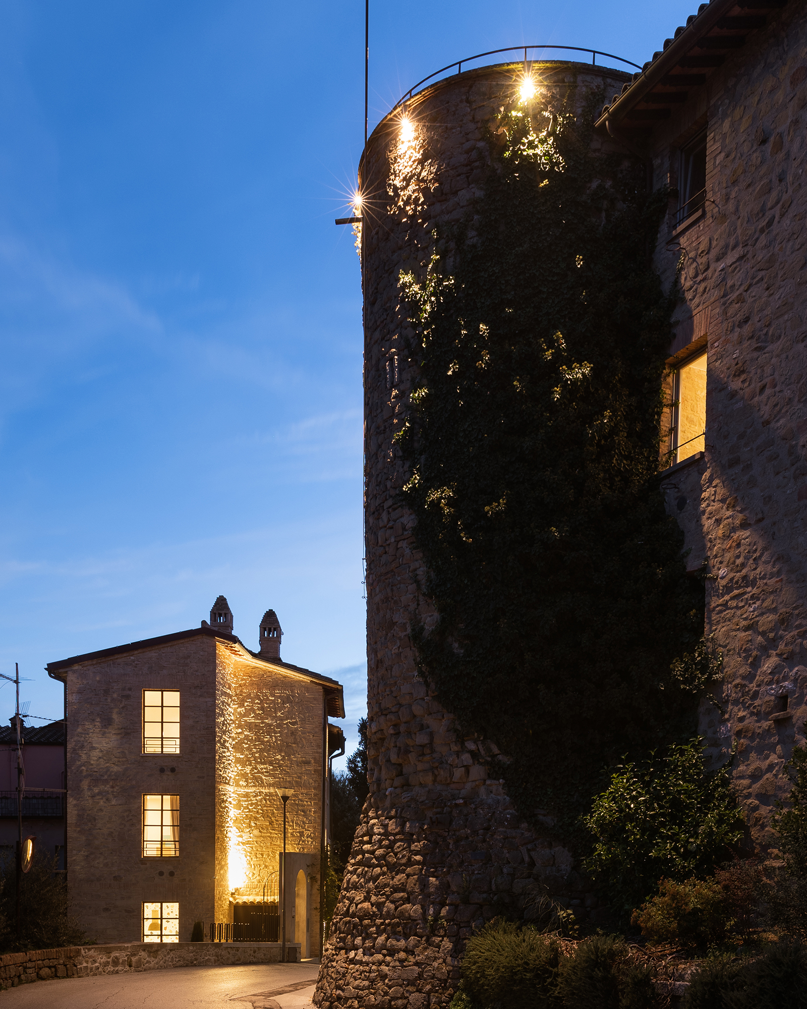 la-torre_apartment_umbria-italy_exterior-night-design.jpg