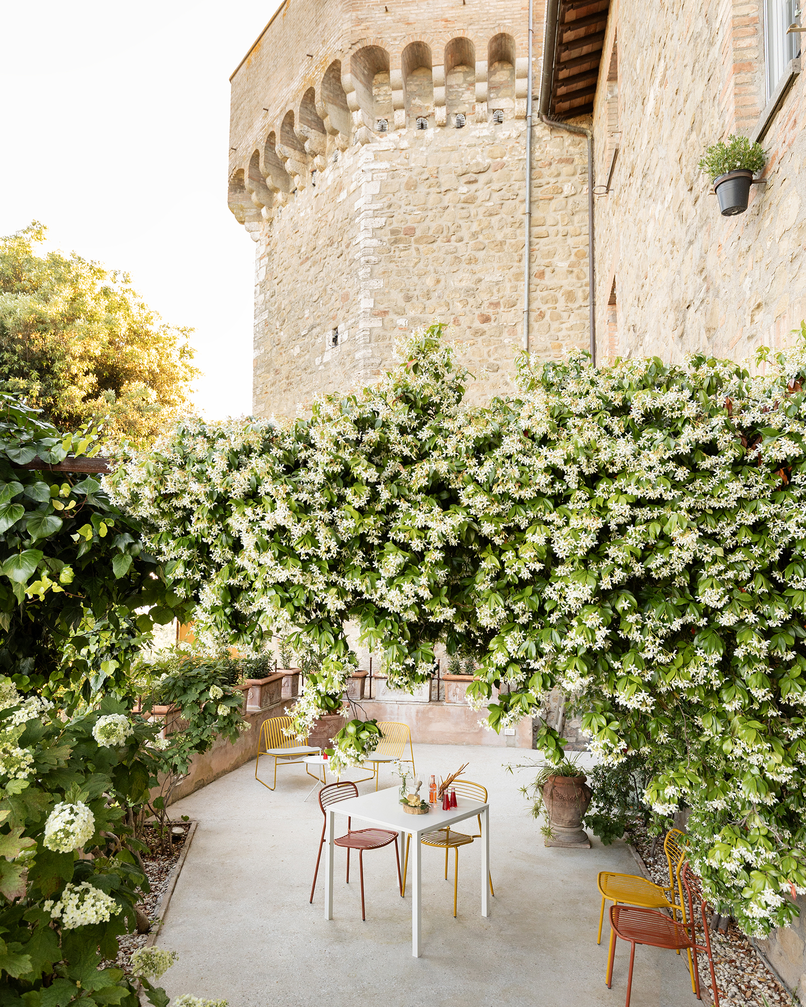 la-torre_apartment_umbria-italy_exterior-table.jpg