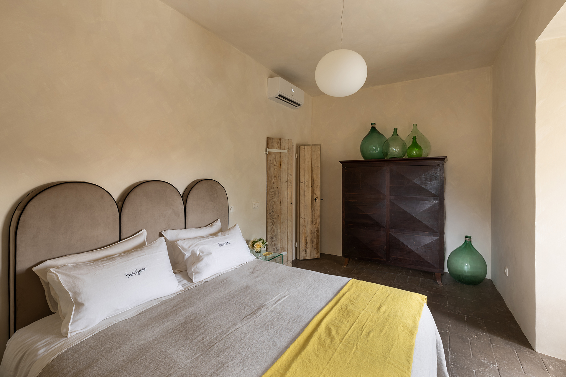 la-torre_apartment_umbria-italy_interior-bedroom-design.jpg