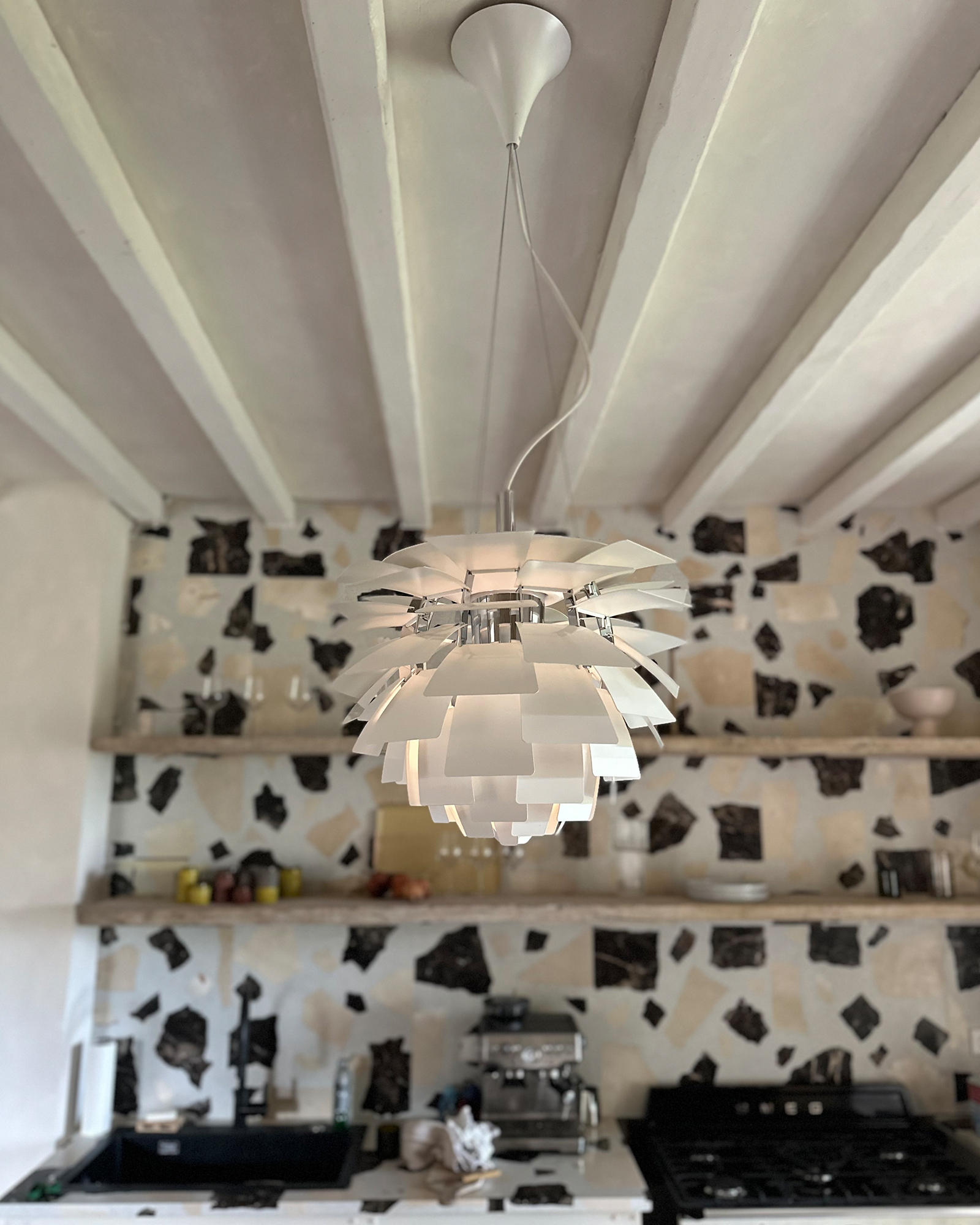 la-torre_apartment_umbria-italy_interior-kitchen-lamp.jpg