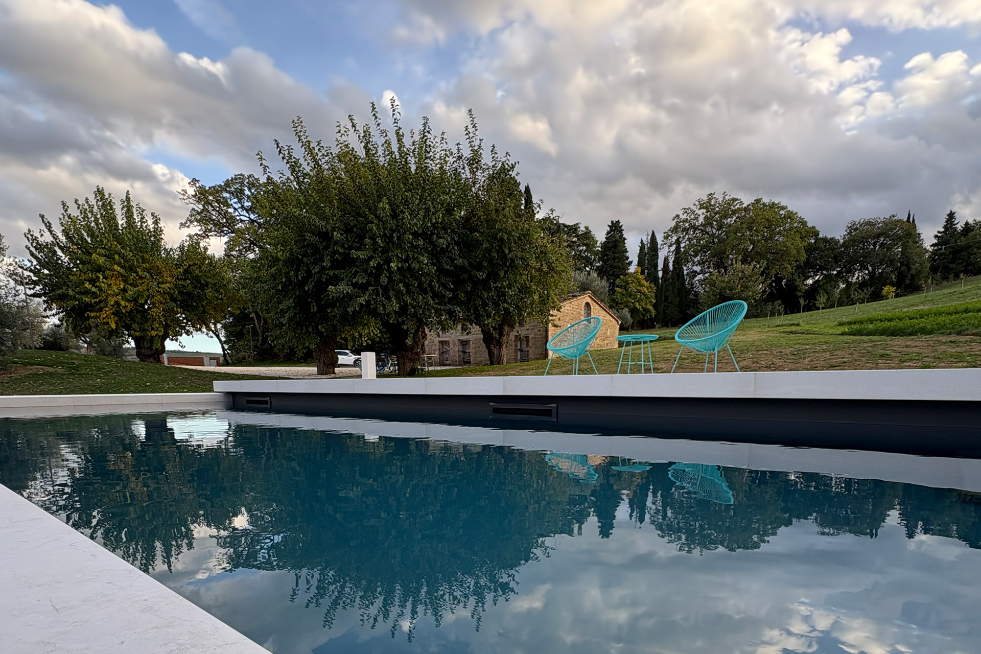casa-fugiano_farmhouse_marche-italy_cielo-exterior-pool.jpg