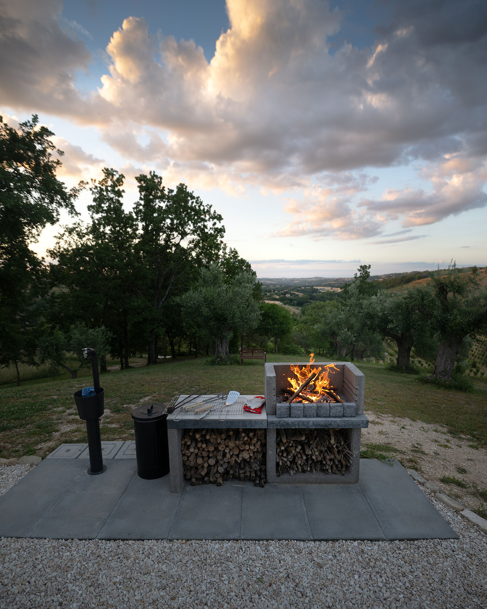 casa-fugiano_farmhouse_marche-italy_exterior-bbq.jpg