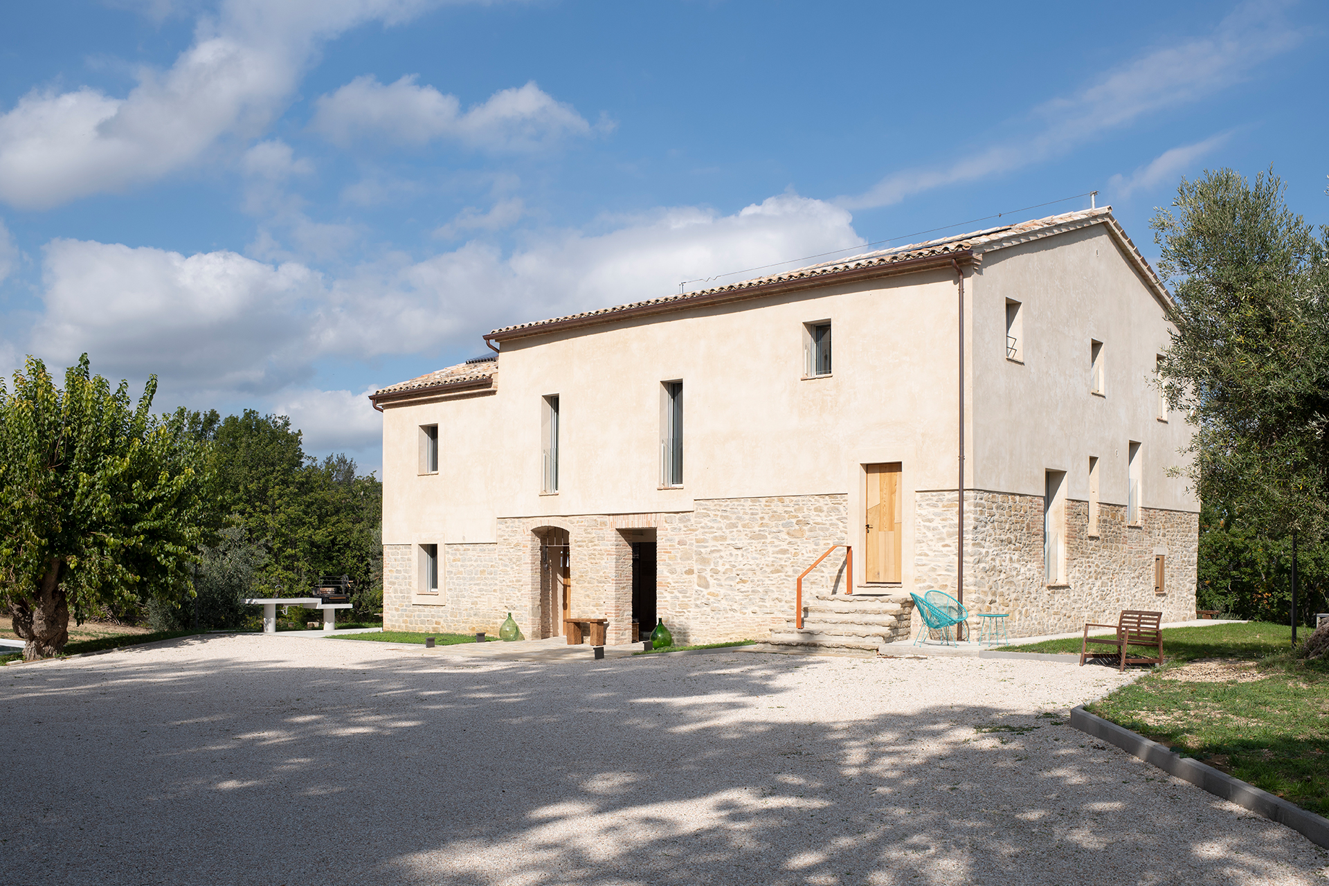 casa-fugiano_farmhouse_marche-italy_exterior-design-facade.jpg