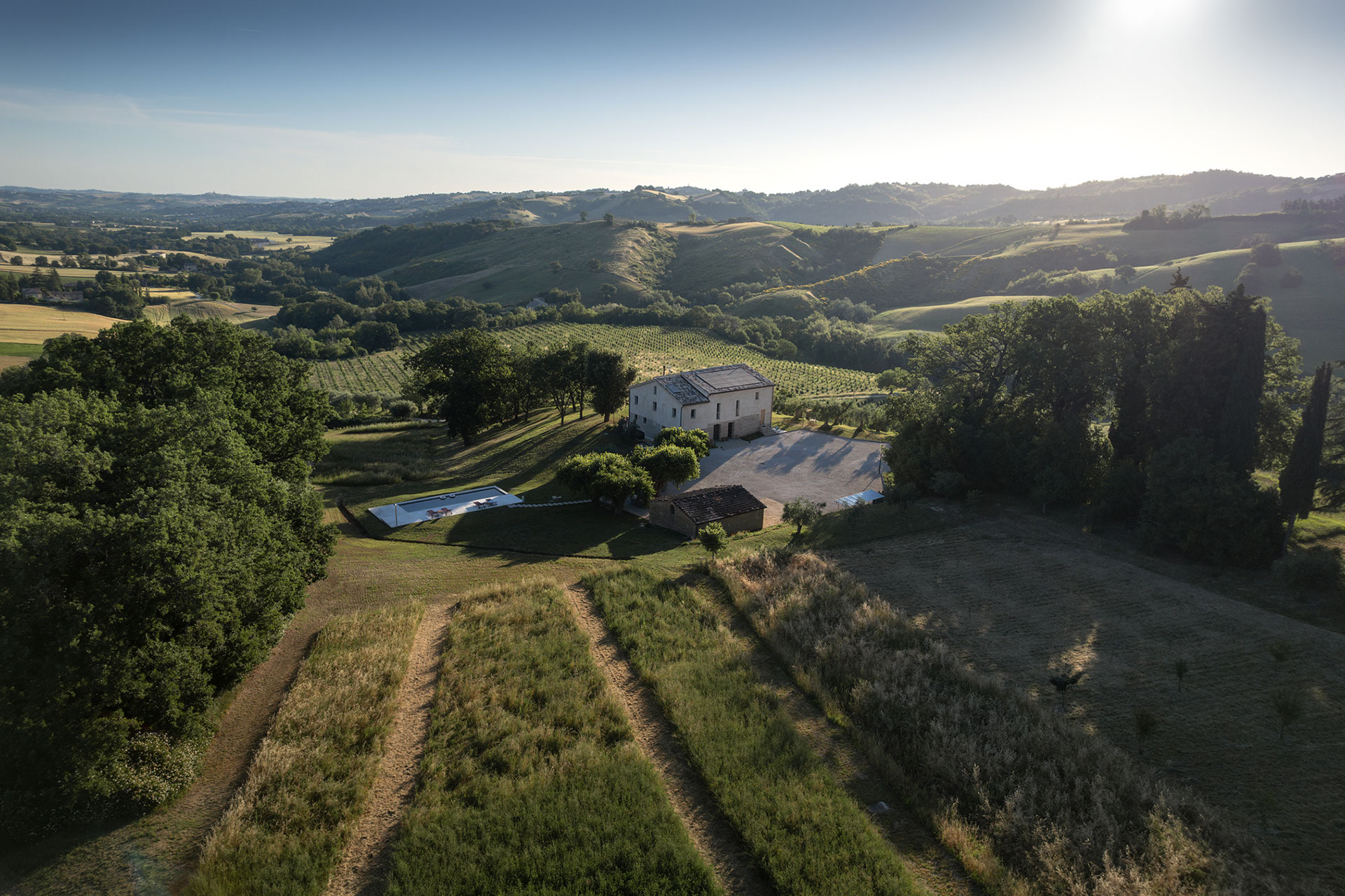 casa-fugiano_farmhouse_marche-italy_exterior-drone.jpg
