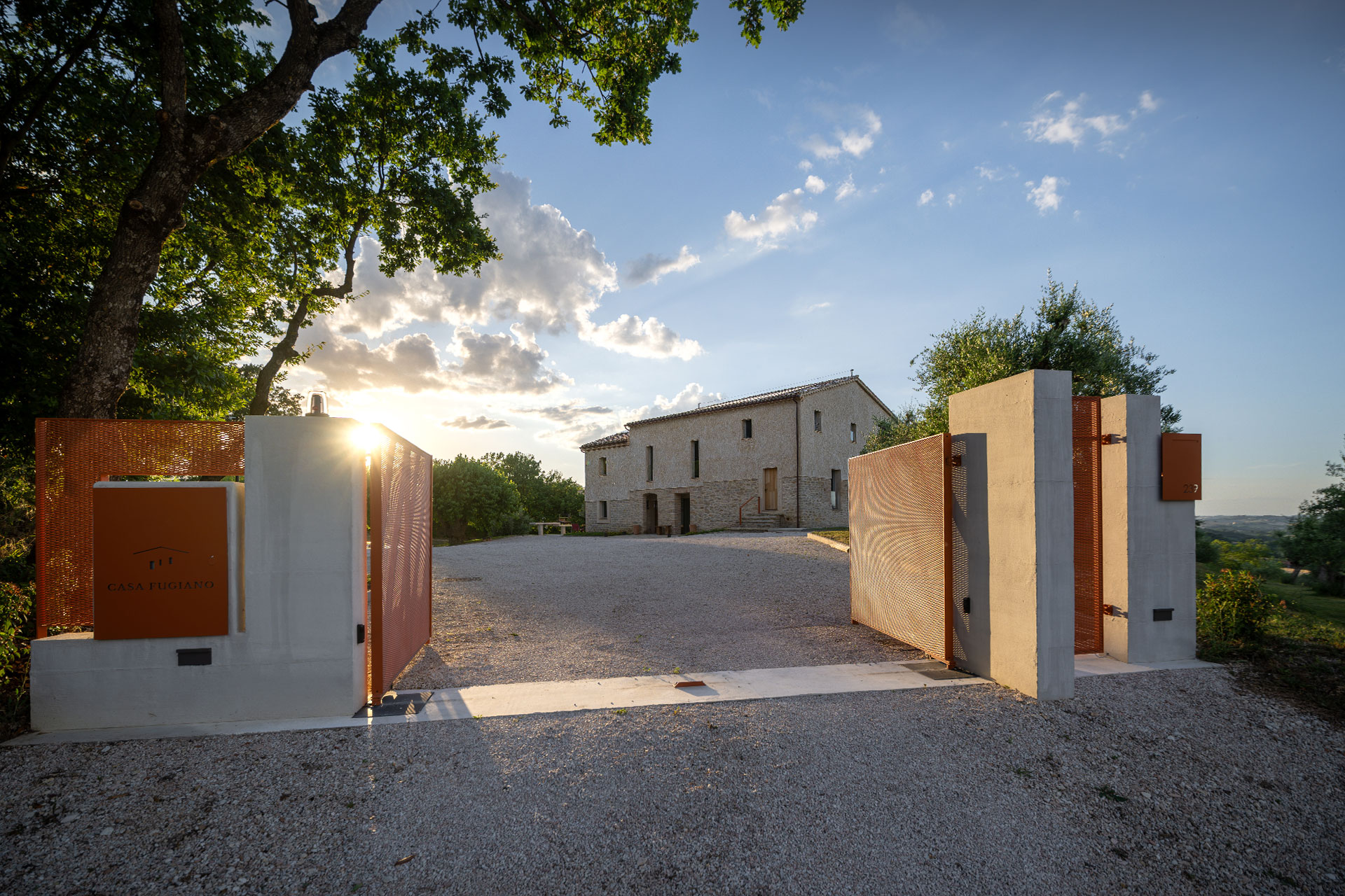 casa-fugiano_farmhouse_marche-italy_exterior-entrance-design.jpg