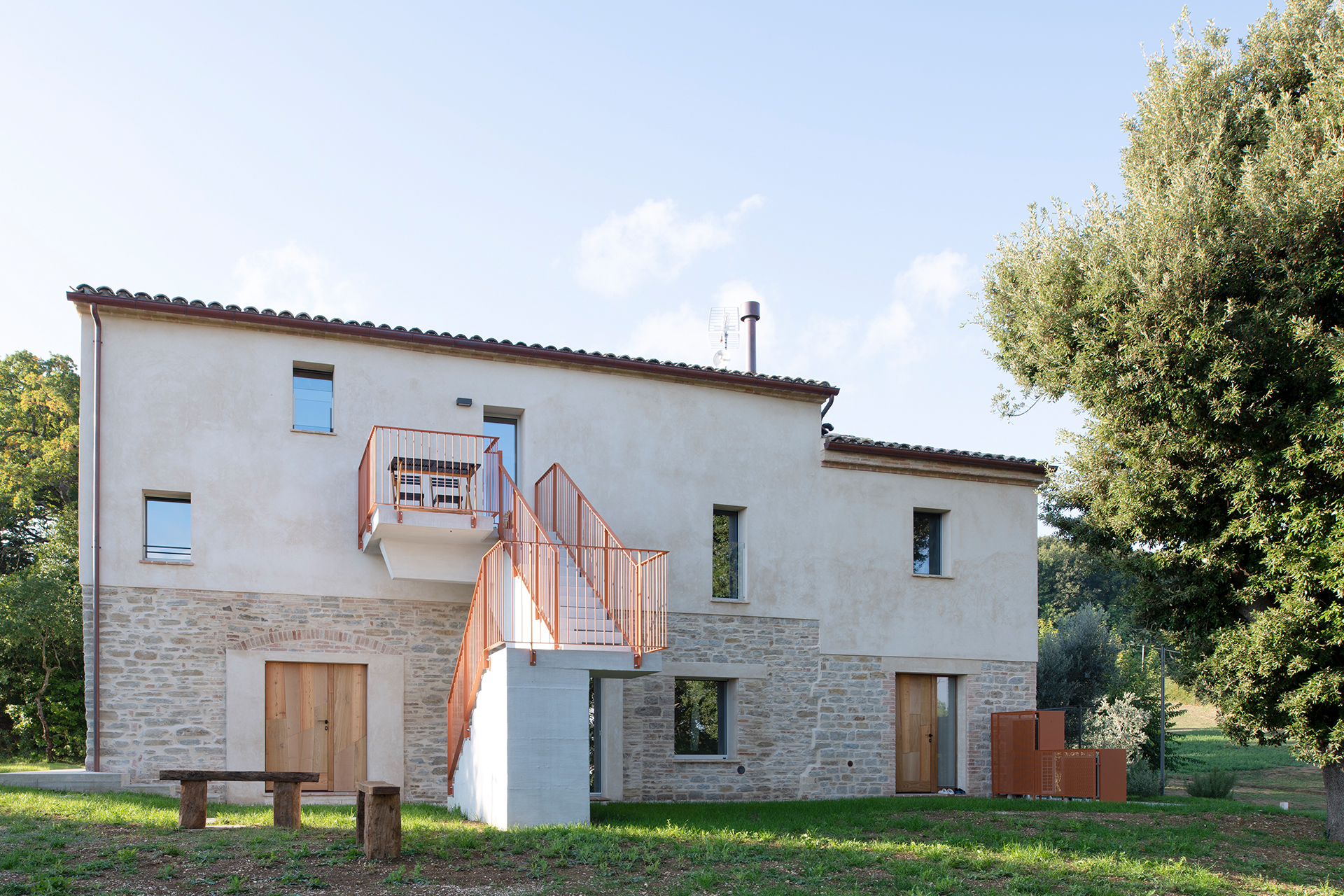 casa-fugiano_farmhouse_marche-italy_exterior-facade.jpg