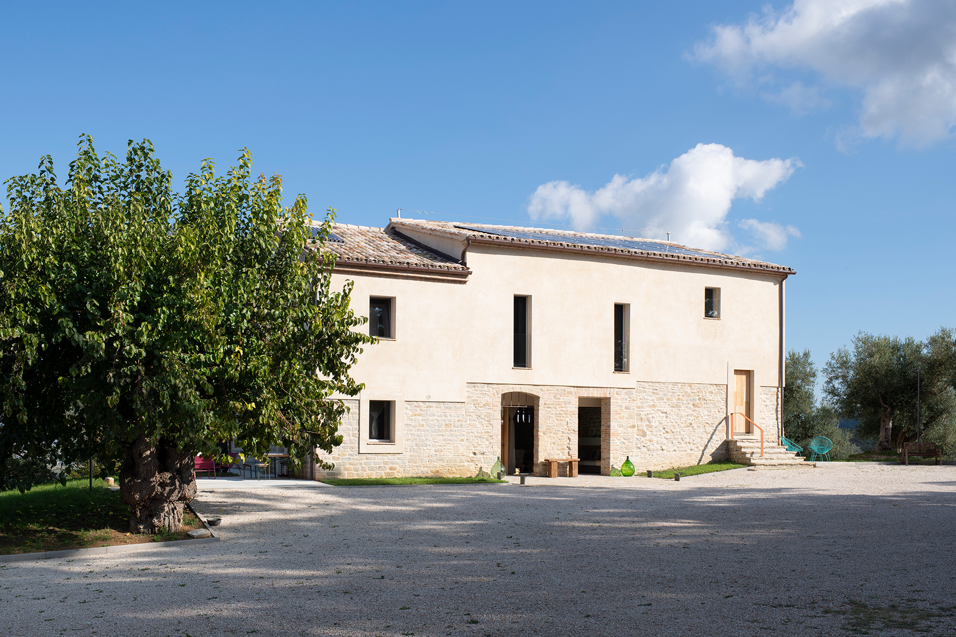 casa-fugiano_farmhouse_marche-italy_exterior-facade-design.jpg
