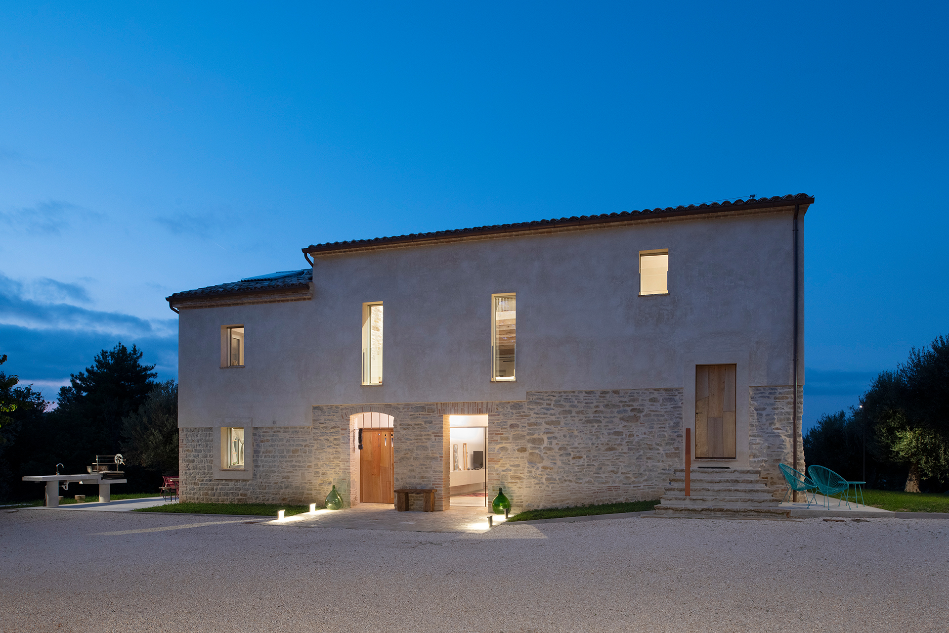 casa-fugiano_farmhouse_marche-italy_exterior-night.jpg