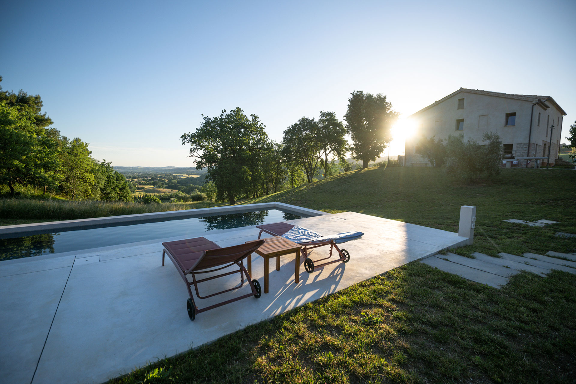 casa-fugiano_farmhouse_marche-italy_exterior-pool-sun.jpg