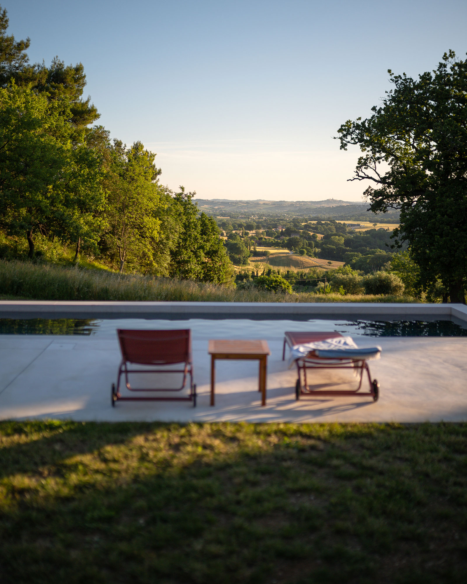 casa-fugiano_farmhouse_marche-italy_exterior-pool-view.jpg